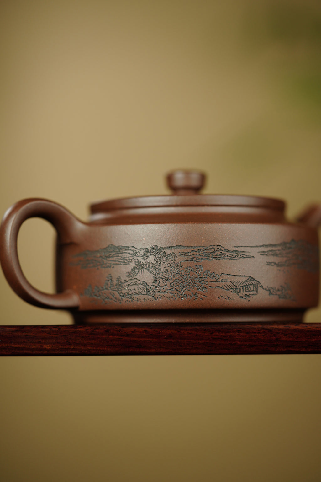 陈宏林大师传世巅峰臻品【周盘壶】业界标杆· ——原矿优质紫泥·160cc ——紫砂山水陶刻天花板·陈宏林亲工
