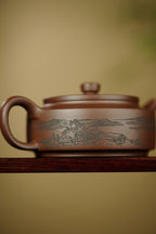 陈宏林大师传世巅峰臻品【周盘壶】业界标杆· ——原矿优质紫泥·160cc ——紫砂山水陶刻天花板·陈宏林亲工