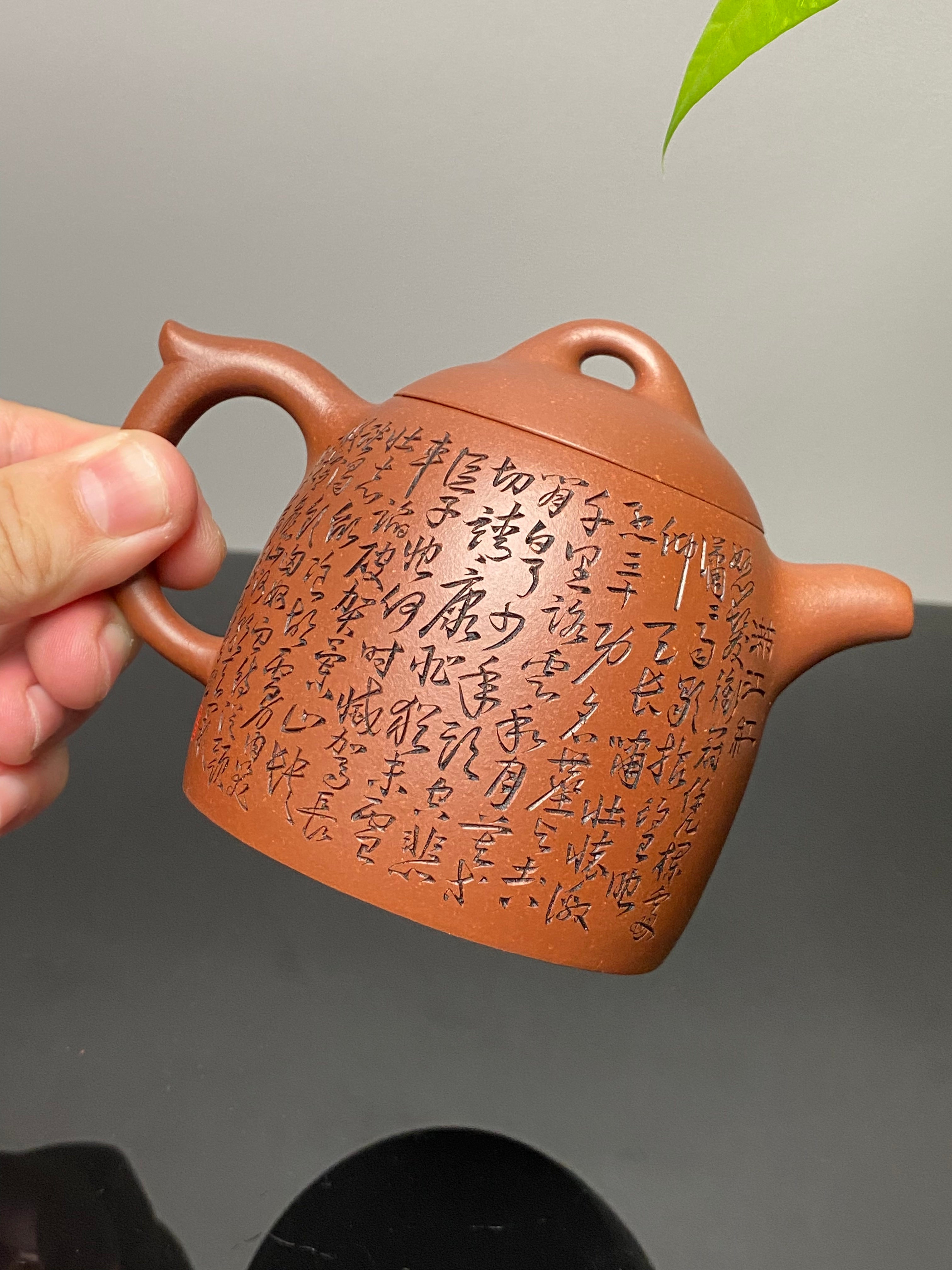 杨喜雨大师顶流臻品《秦权壶》形神兼备·礼藏双宜·传世重器！  ——原矿优质底槽清·260cc ——紫砂刻绘全能艺术名家·杨喜雨 亲工