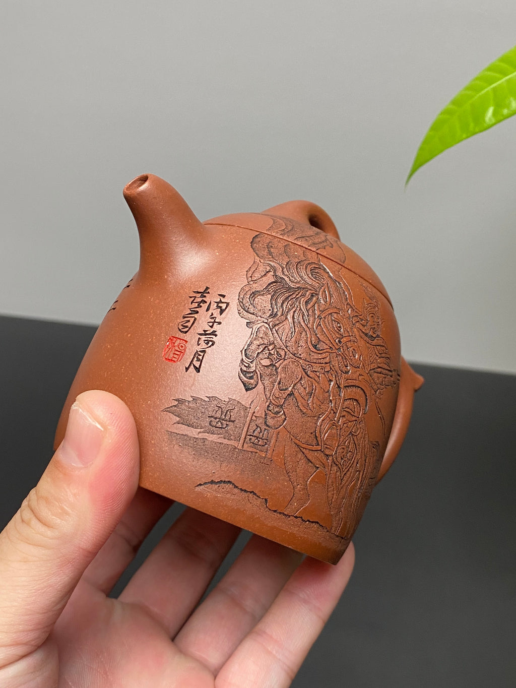 杨喜雨大师顶流臻品《秦权壶》形神兼备·礼藏双宜·传世重器！  ——原矿优质底槽清·260cc ——紫砂刻绘全能艺术名家·杨喜雨 亲工
