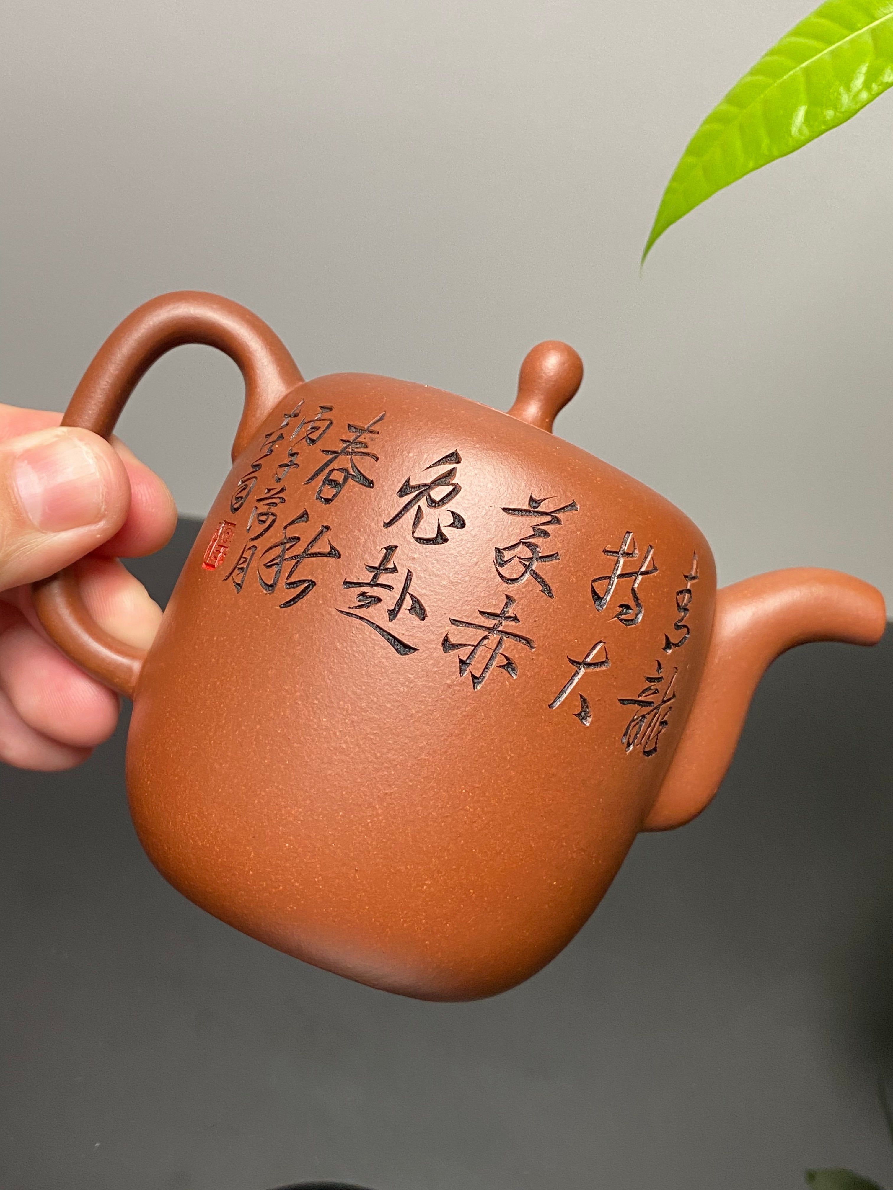 杨喜雨大师顶流臻品《滴泉壶》形神兼备·礼藏双宜·传世重器！  ——原矿优质底槽清·350cc ——紫砂刻绘全能艺术名家·杨喜雨 亲工