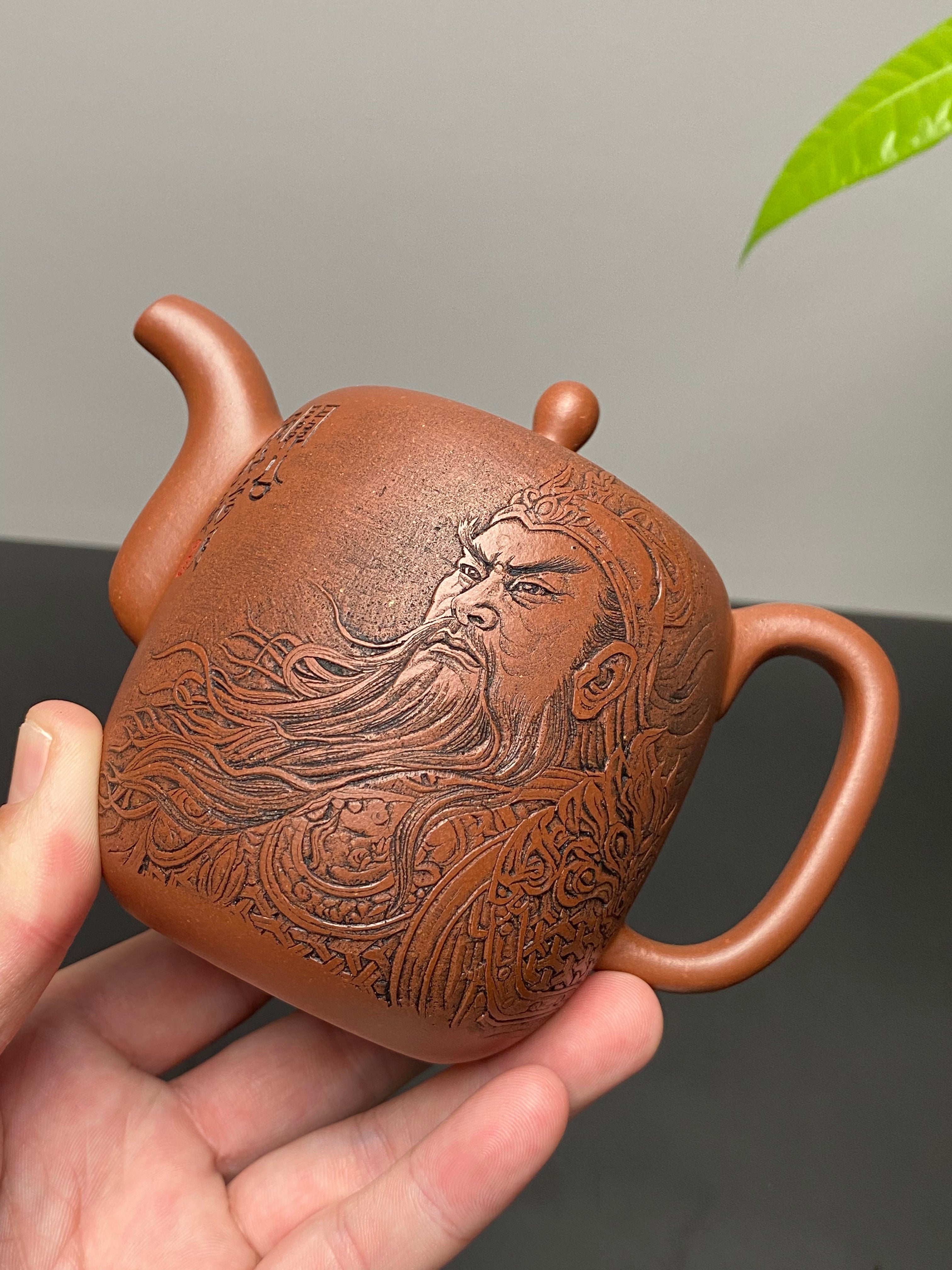 杨喜雨大师顶流臻品《滴泉壶》形神兼备·礼藏双宜·传世重器！  ——原矿优质底槽清·350cc ——紫砂刻绘全能艺术名家·杨喜雨 亲工