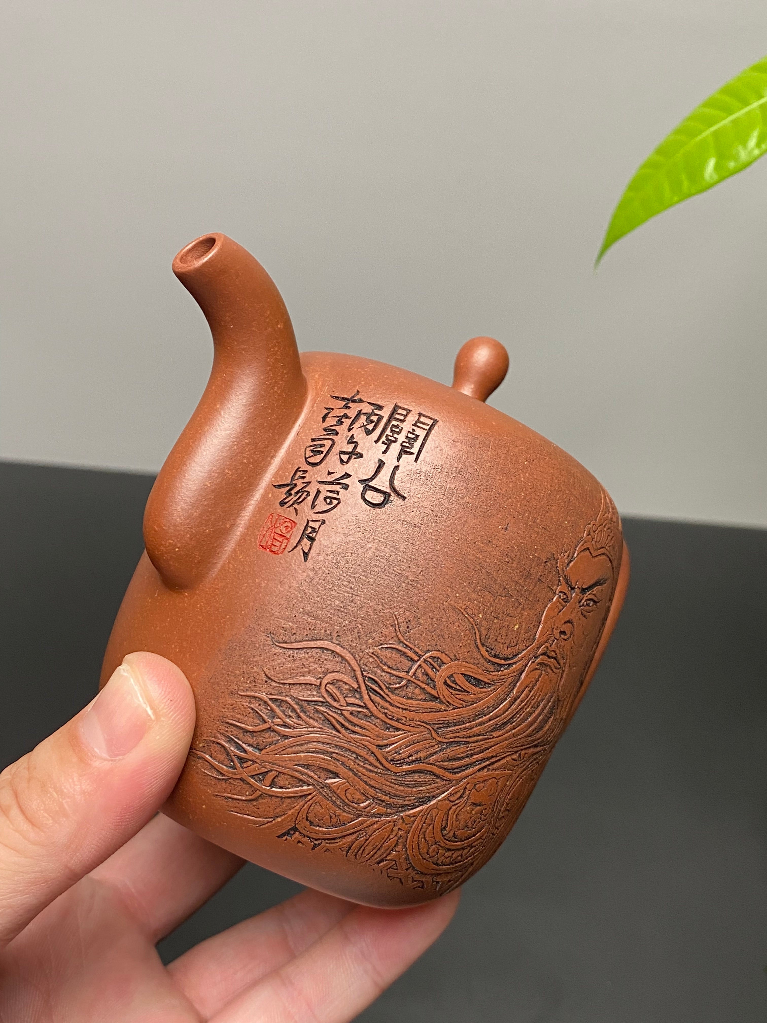 杨喜雨大师顶流臻品《滴泉壶》形神兼备·礼藏双宜·传世重器！  ——原矿优质底槽清·350cc ——紫砂刻绘全能艺术名家·杨喜雨 亲工