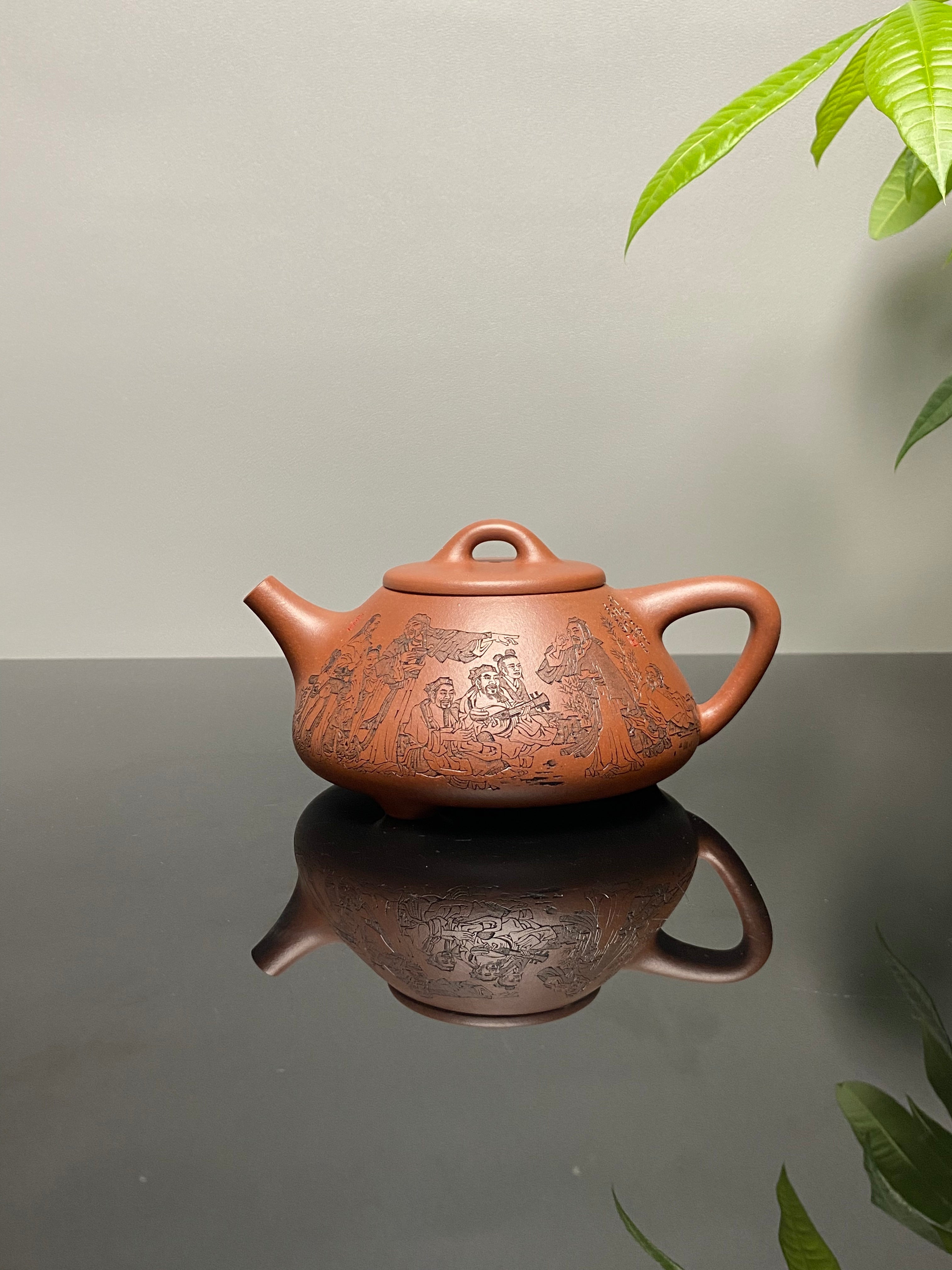 杨喜雨大师顶流臻品《竹林七贤壶》形神兼备·礼藏双宜·传世重器！  ——原矿优质底槽清·350cc ——紫砂刻绘全能艺术名家·杨喜雨 亲工