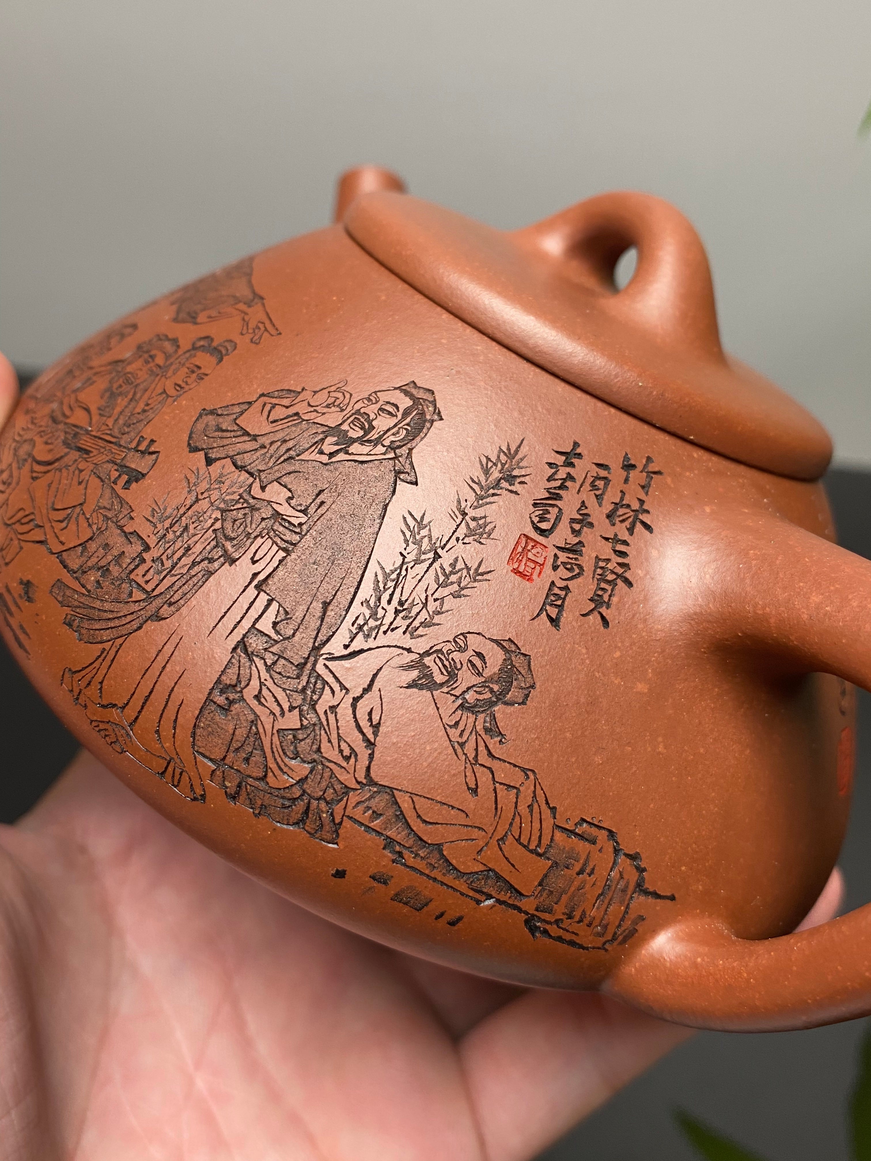 杨喜雨大师顶流臻品《竹林七贤壶》形神兼备·礼藏双宜·传世重器！  ——原矿优质底槽清·350cc ——紫砂刻绘全能艺术名家·杨喜雨 亲工