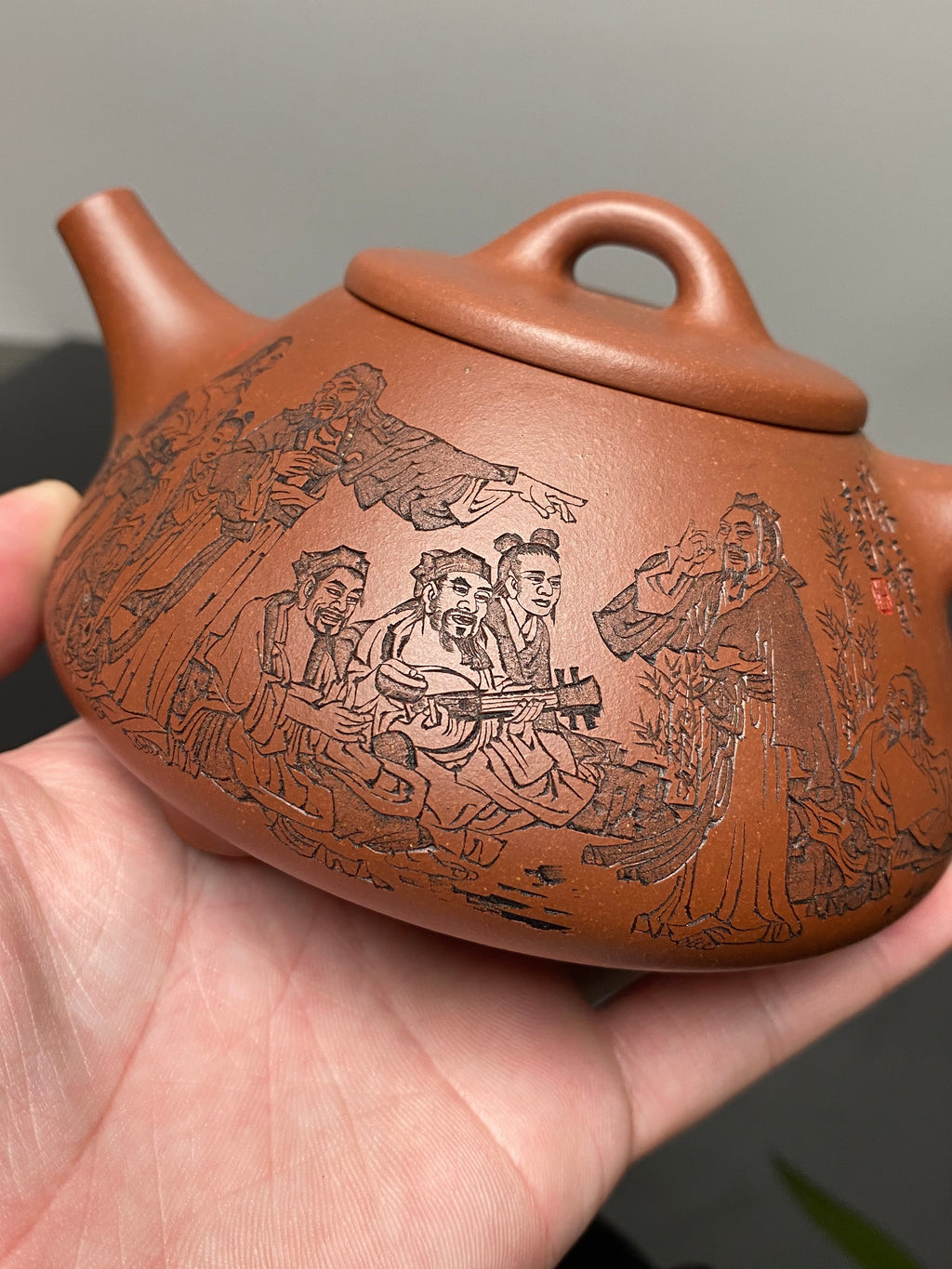 杨喜雨大师顶流臻品《竹林七贤壶》形神兼备·礼藏双宜·传世重器！  ——原矿优质底槽清·350cc ——紫砂刻绘全能艺术名家·杨喜雨 亲工