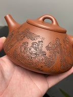 杨喜雨大师顶流臻品《竹林七贤壶》形神兼备·礼藏双宜·传世重器！  ——原矿优质底槽清·350cc ——紫砂刻绘全能艺术名家·杨喜雨 亲工