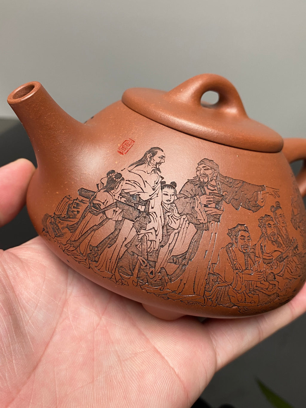 杨喜雨大师顶流臻品《竹林七贤壶》形神兼备·礼藏双宜·传世重器！  ——原矿优质底槽清·350cc ——紫砂刻绘全能艺术名家·杨喜雨 亲工