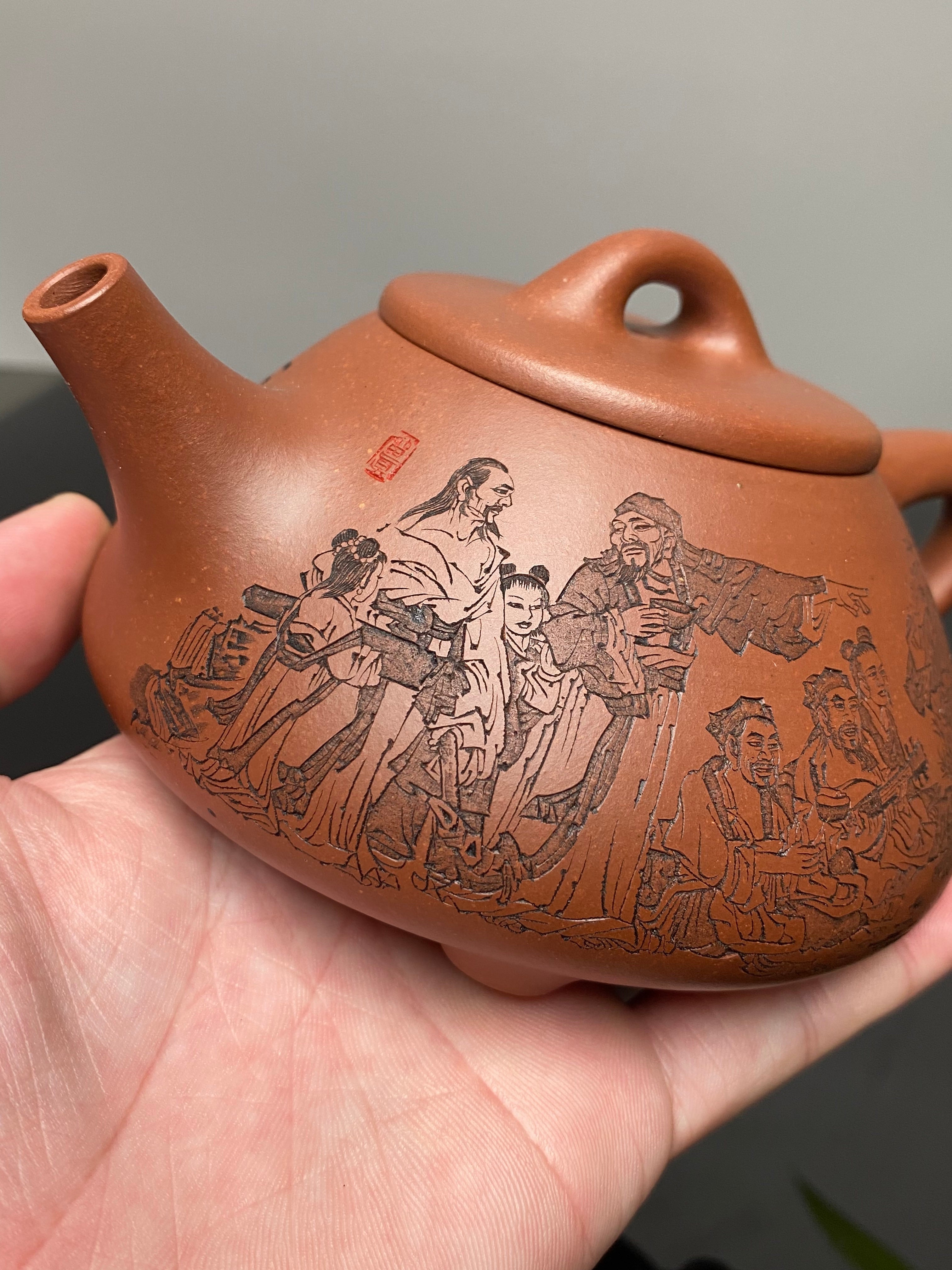杨喜雨大师顶流臻品《竹林七贤壶》形神兼备·礼藏双宜·传世重器！  ——原矿优质底槽清·350cc ——紫砂刻绘全能艺术名家·杨喜雨 亲工