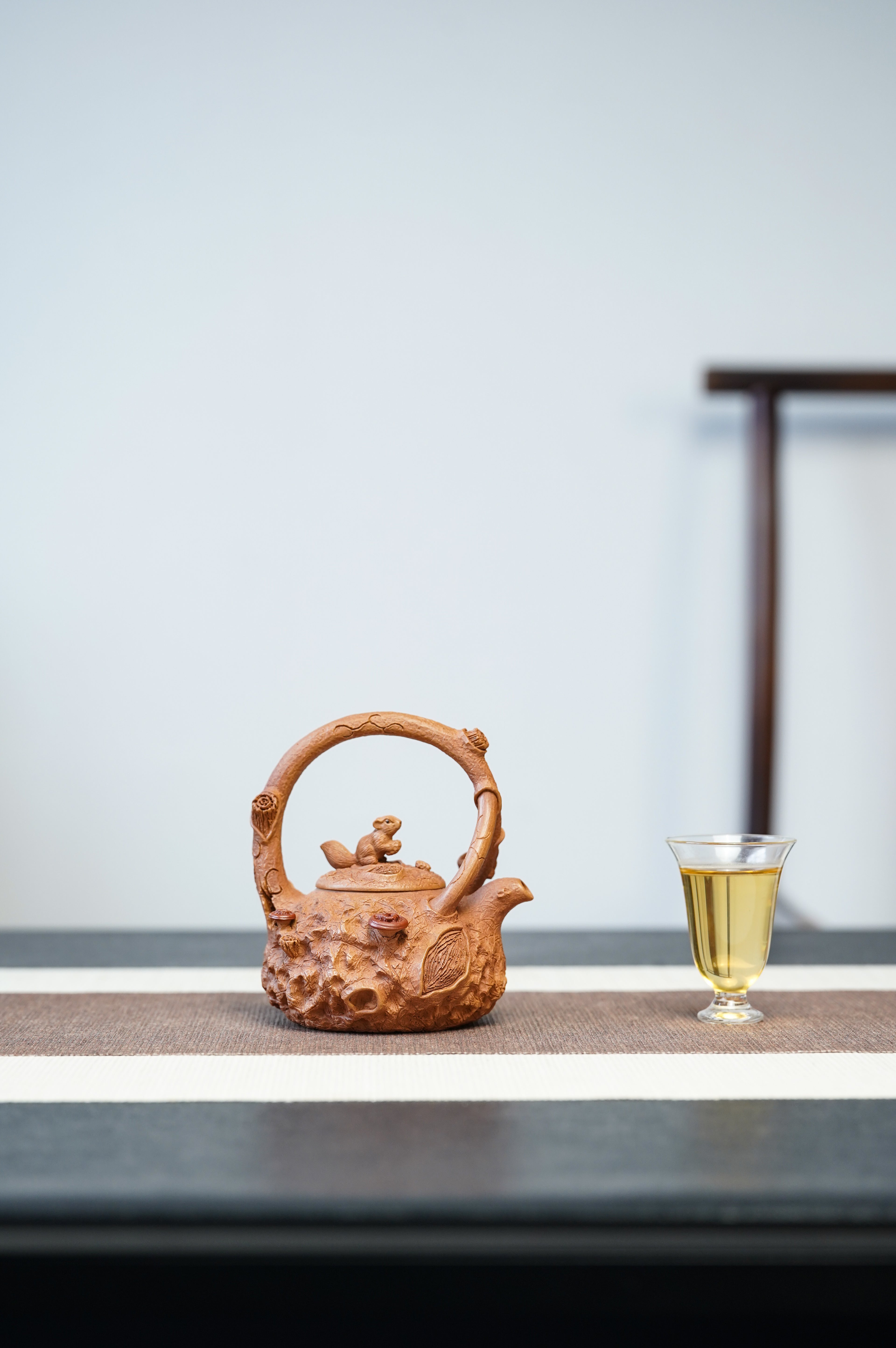 范泽锋高徒·邱爽紫砂潜力重器大拍同系列18.5万《鼠来宝供春提梁壶》是您礼藏皆宜的高端艺术品👍  ——原矿优质黄金段泥·230cc