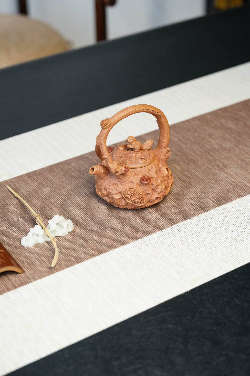 范泽锋高徒·邱爽紫砂潜力重器大拍同系列18.5万《鼠来宝供春提梁壶》是您礼藏皆宜的高端艺术品👍  ——原矿优质黄金段泥·230cc