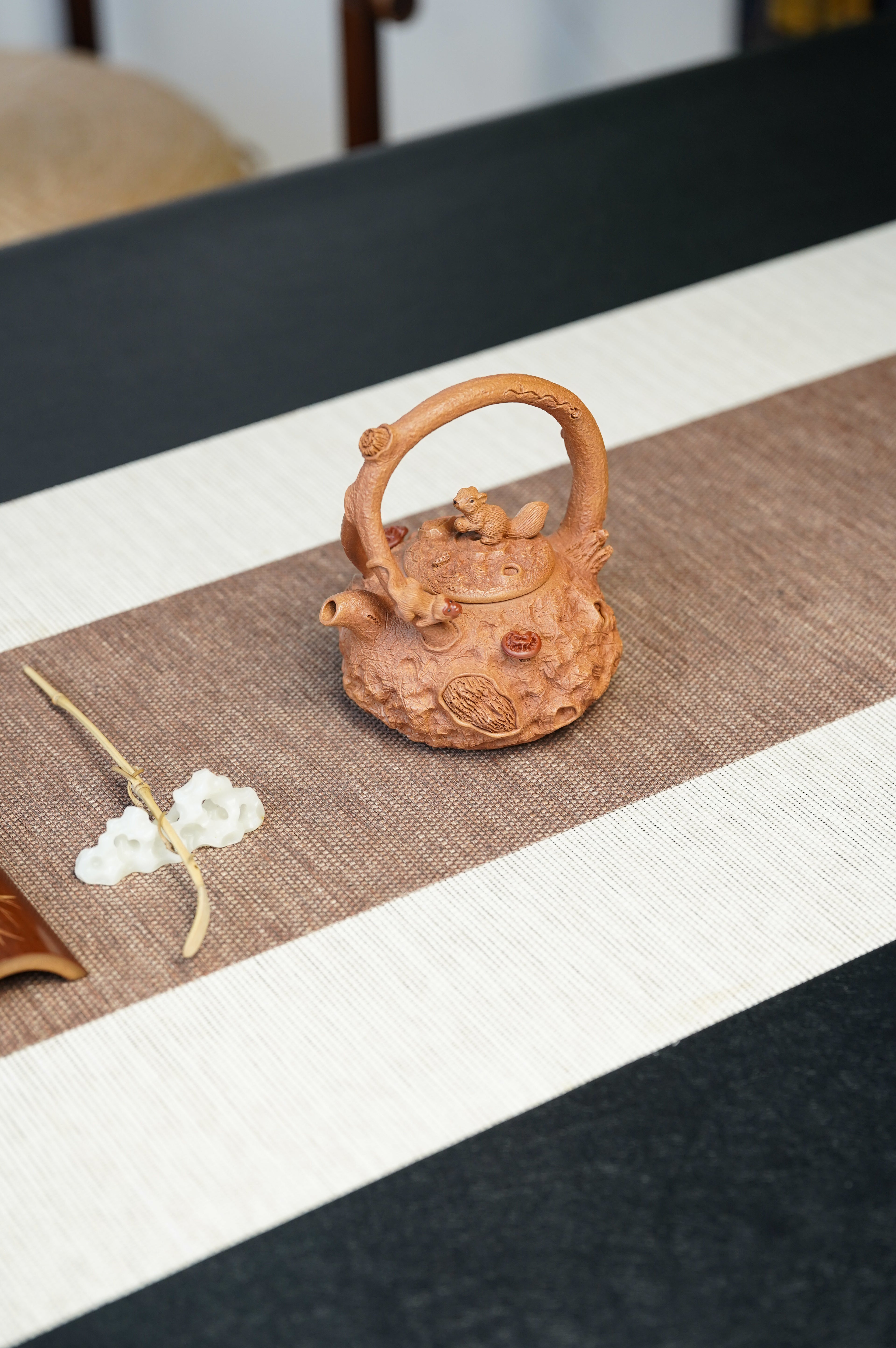范泽锋高徒·邱爽紫砂潜力重器大拍同系列18.5万《鼠来宝供春提梁壶》是您礼藏皆宜的高端艺术品👍  ——原矿优质黄金段泥·230cc