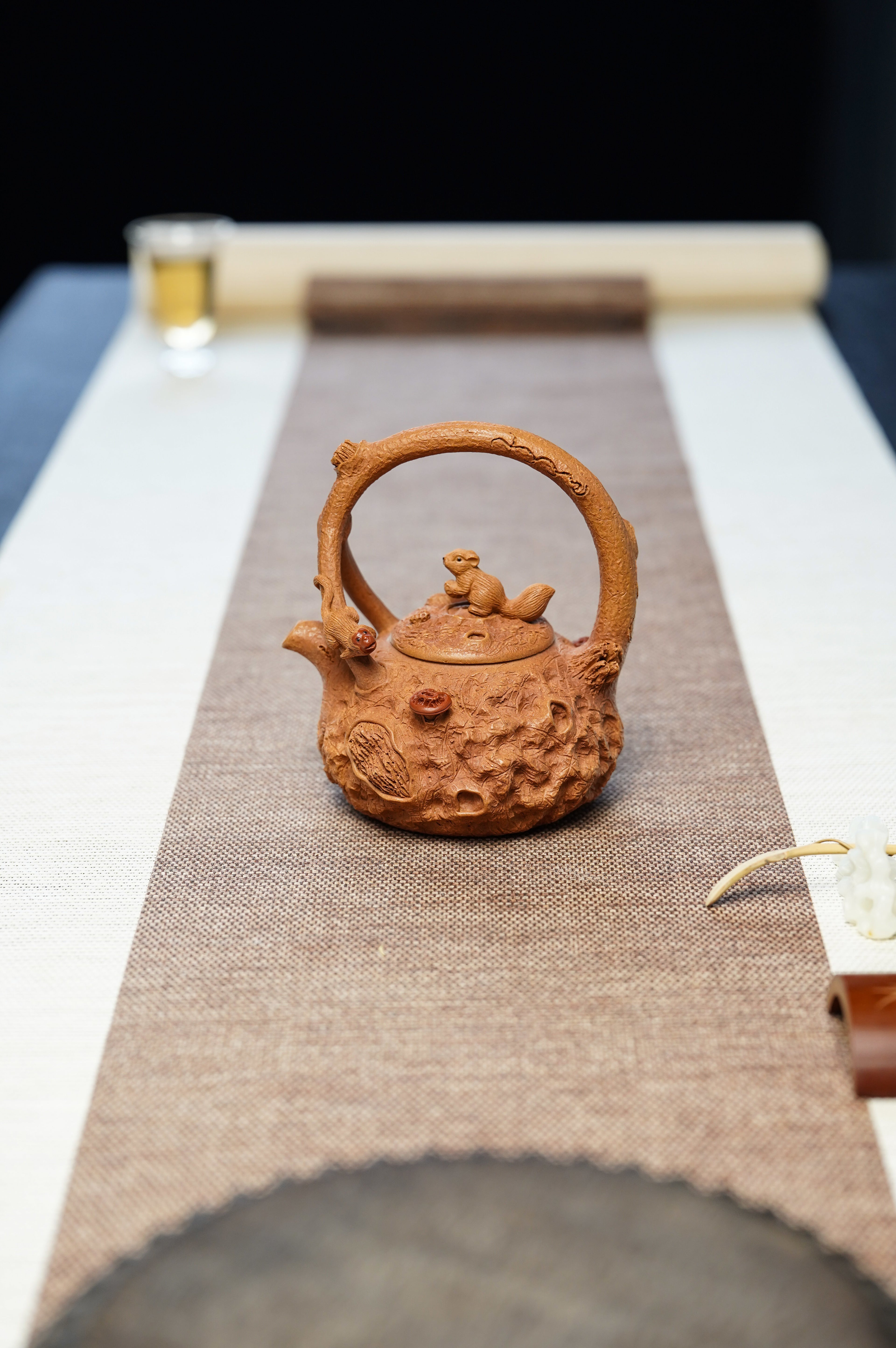 范泽锋高徒·邱爽紫砂潜力重器大拍同系列18.5万《鼠来宝供春提梁壶》是您礼藏皆宜的高端艺术品👍  ——原矿优质黄金段泥·230cc