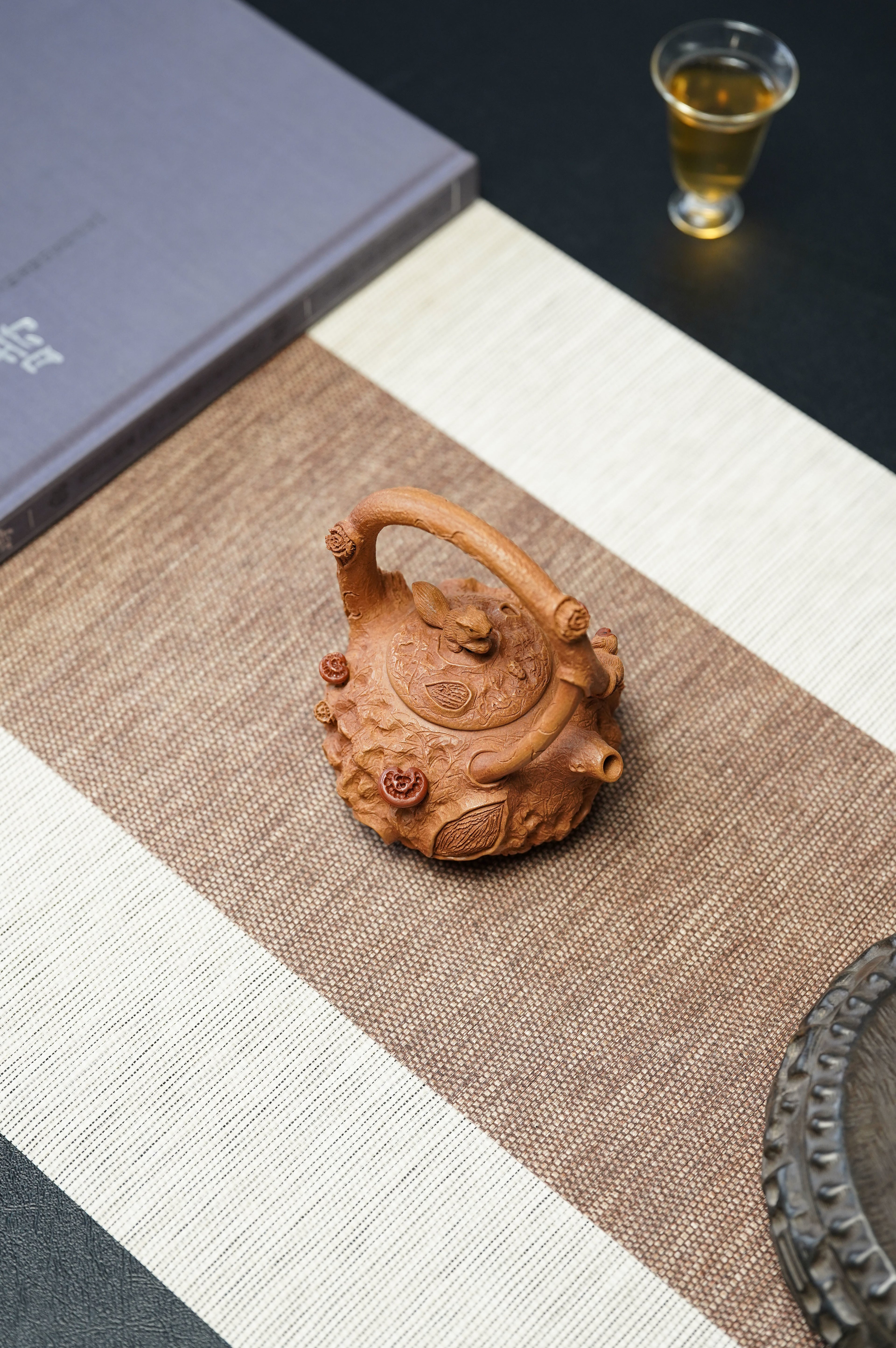 范泽锋高徒·邱爽紫砂潜力重器大拍同系列18.5万《鼠来宝供春提梁壶》是您礼藏皆宜的高端艺术品👍  ——原矿优质黄金段泥·230cc