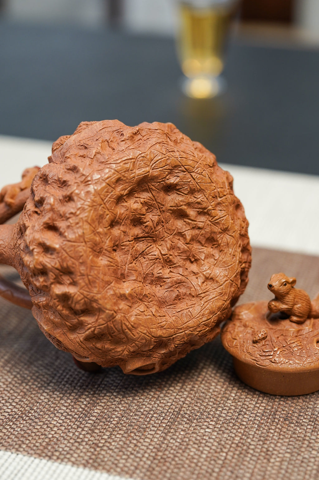 范泽锋高徒·邱爽紫砂潜力重器大拍同系列18.5万《鼠来宝供春提梁壶》是您礼藏皆宜的高端艺术品👍  ——原矿优质黄金段泥·230cc