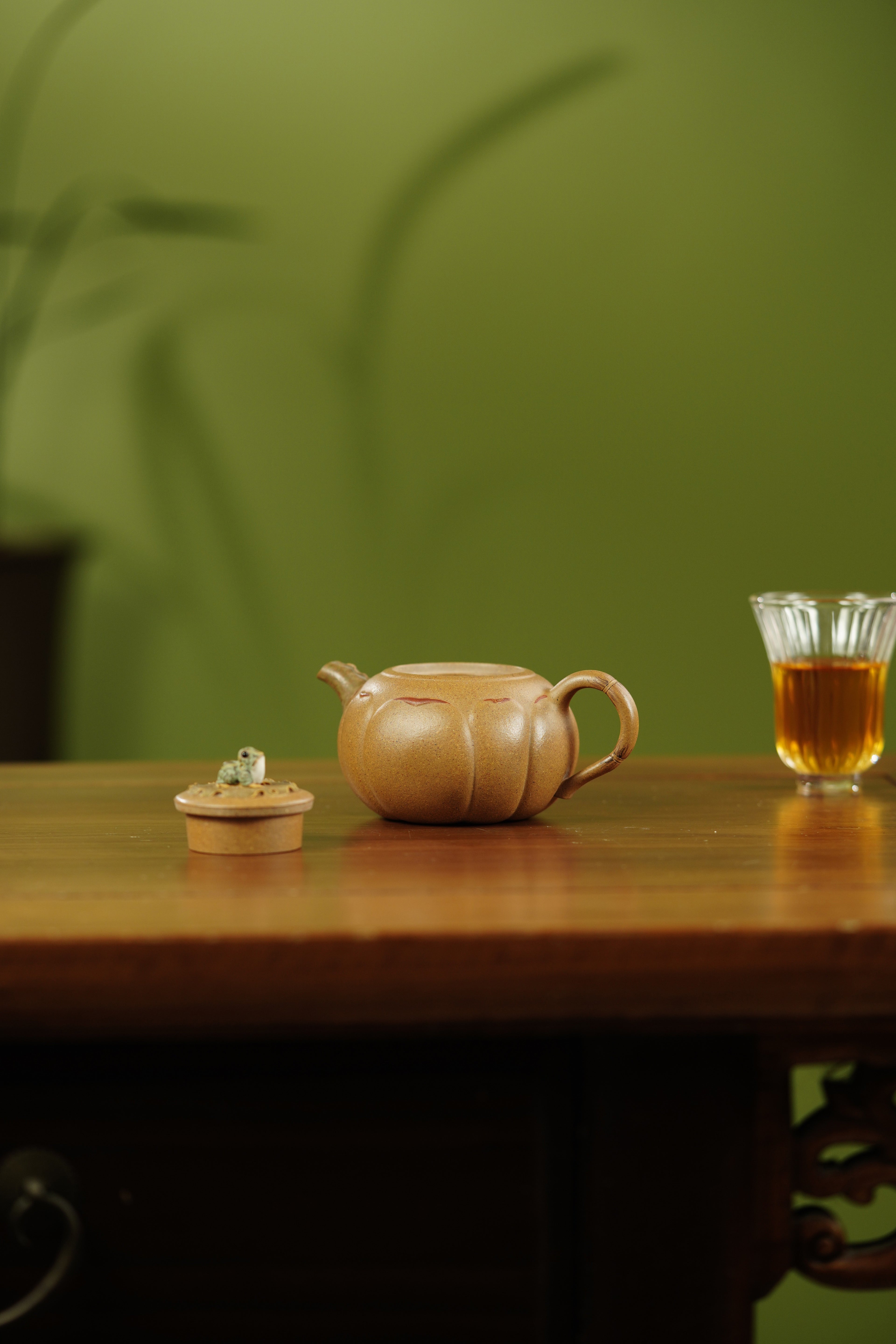 中国紫砂界原创花器艺术名家·陈真趣味臻品《荷塘蛙趣壶》——原矿优质老段泥·130cc ——原创花器佼佼者·陈真·亲工