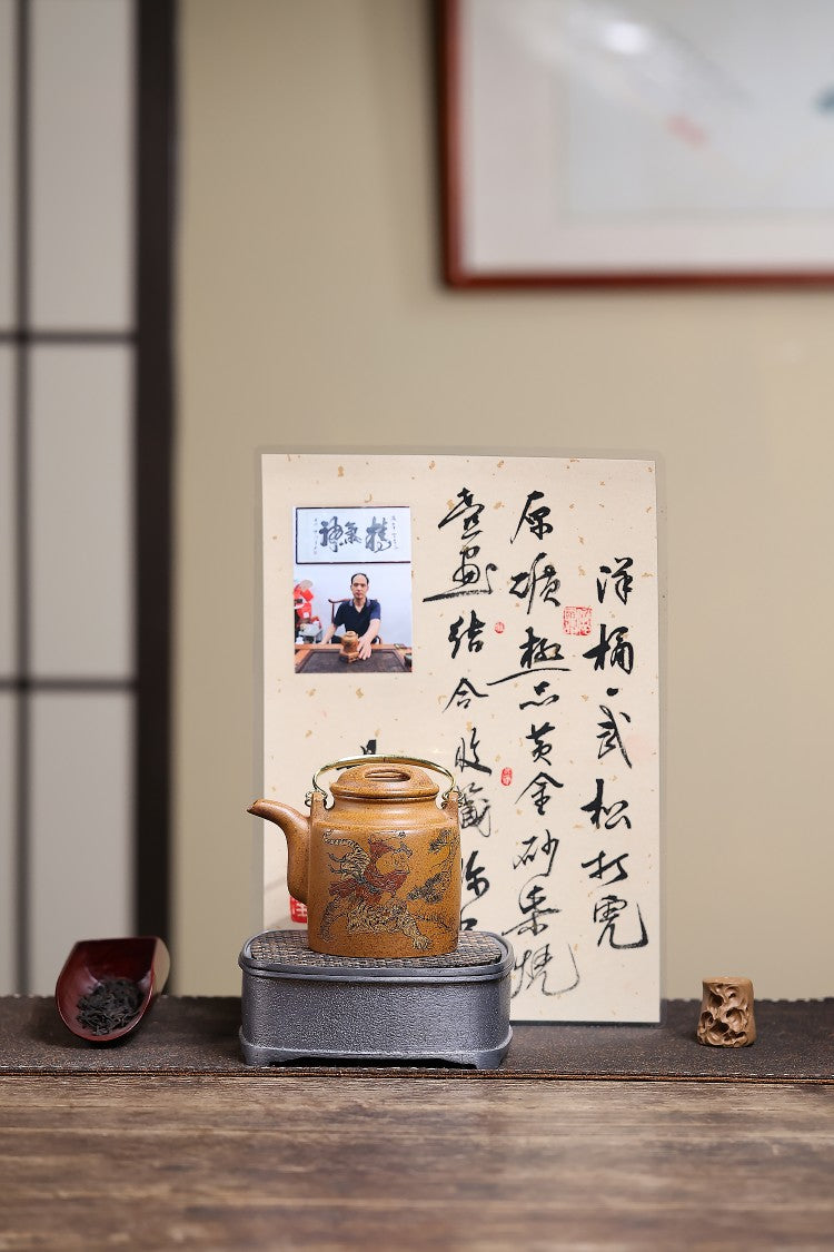 《“洋桶王”——储铭传承》 东盟紫砂行业领军人物新作【洋桶•武松打虎】   _陶刻圣手—国礼艺术家(高级)（储国峰）  原矿极品黄金砂柴烧  240cc