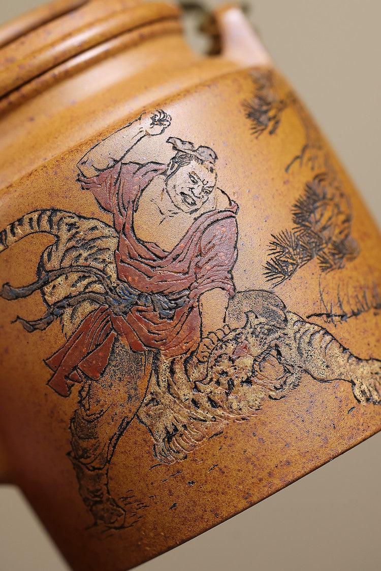 《“洋桶王”——储铭传承》 东盟紫砂行业领军人物新作【洋桶•武松打虎】   _陶刻圣手—国礼艺术家(高级)（储国峰）  原矿极品黄金砂柴烧  240cc