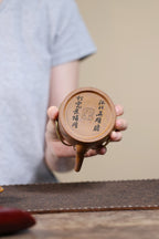《“洋桶王”——储铭传承》 东盟紫砂行业领军人物新作【洋桶•武松打虎】   _陶刻圣手—国礼艺术家(高级)（储国峰）  原矿极品黄金砂柴烧  240cc