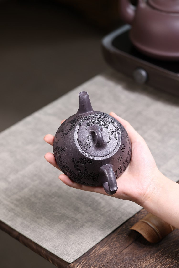 【储老师创作新品，精刻高货欣赏】 东盟紫砂行业领军人物新作【贵妃出浴】陶刻圣手—国礼艺术家(高级)（储国峰）矿天青泥  260cc