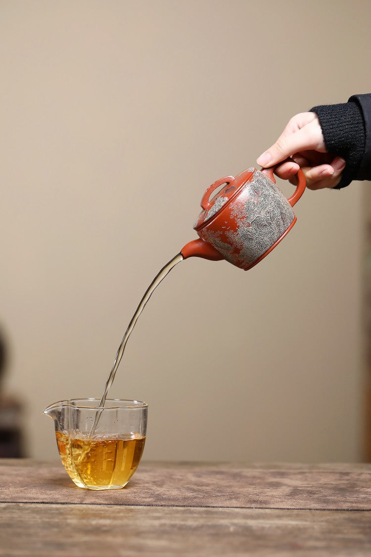 【顶级高货，因工艺太过复杂，仅做一只】 《双大师双飞遗合作限量款》双证书 东盟紫砂行业领军人物新作【汉瓦壶】