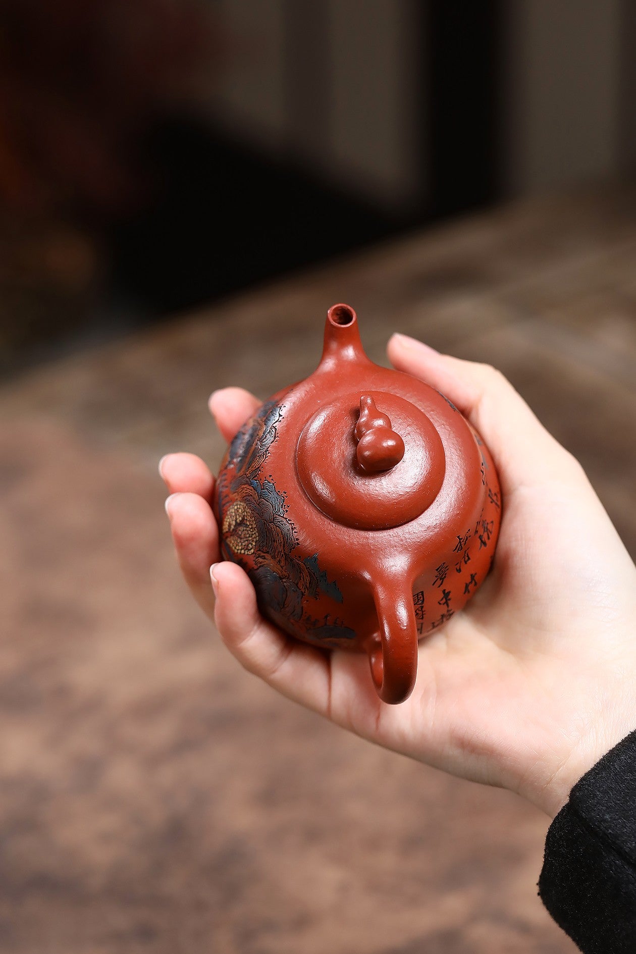 【精致小小品_____香山朱泥  100cc 储老师创作彩刻系列新品，彩刻山水02号•撇口葫芦】 东盟紫砂行业领军人物新作【撇口葫芦•彩刻山水02号】