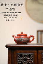 【储老师创作彩刻系列新品，彩刻山水01号•撇口仿古】 东盟紫砂行业领军人物新作【撇口仿古•彩刻山水01号】_____香山朱泥 250cc