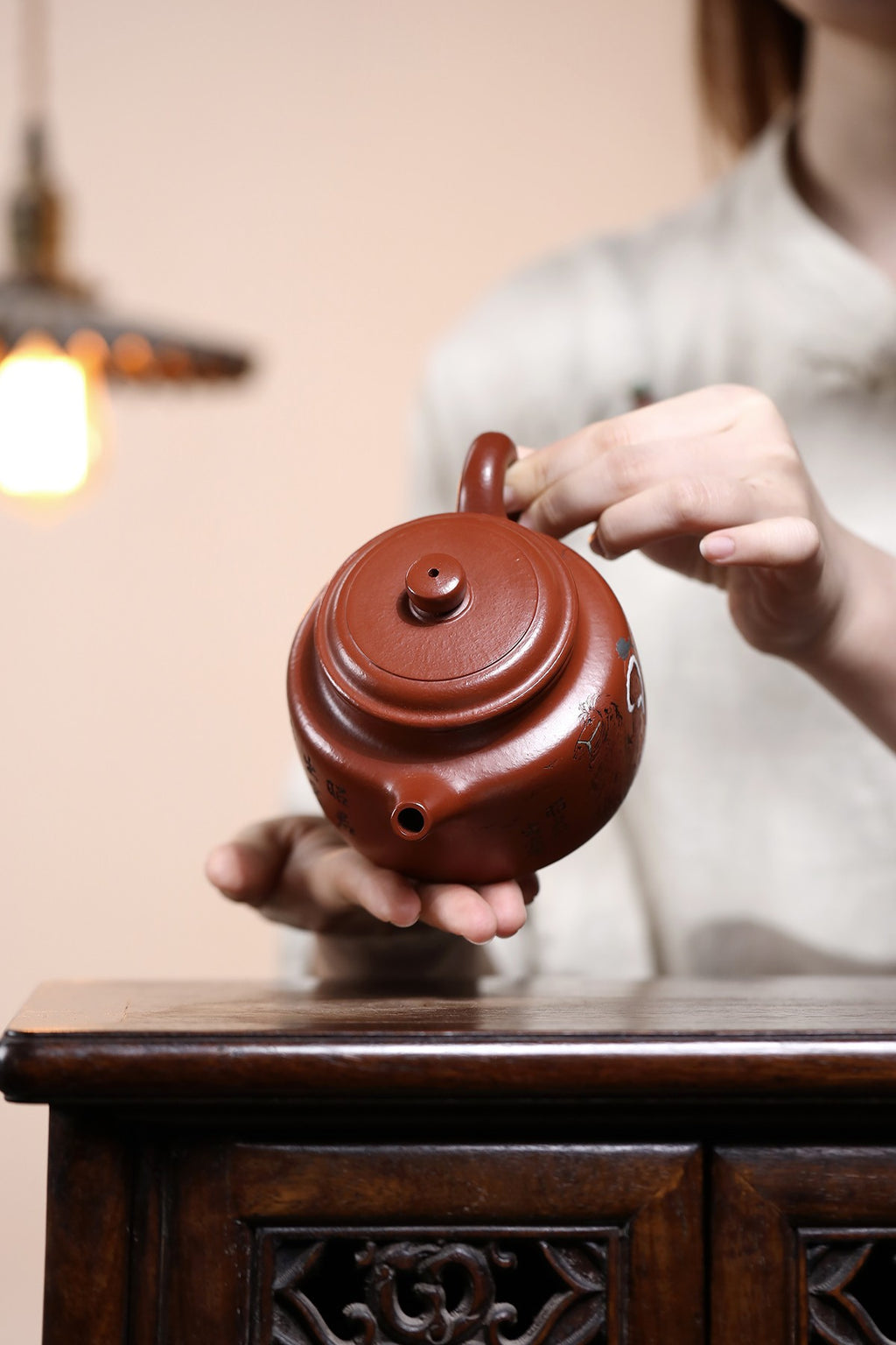 东盟紫砂行业领军人物新作【昭君出塞】陶刻圣手—国礼艺术家(高级)（储国峰）_____香山朱泥 310cc