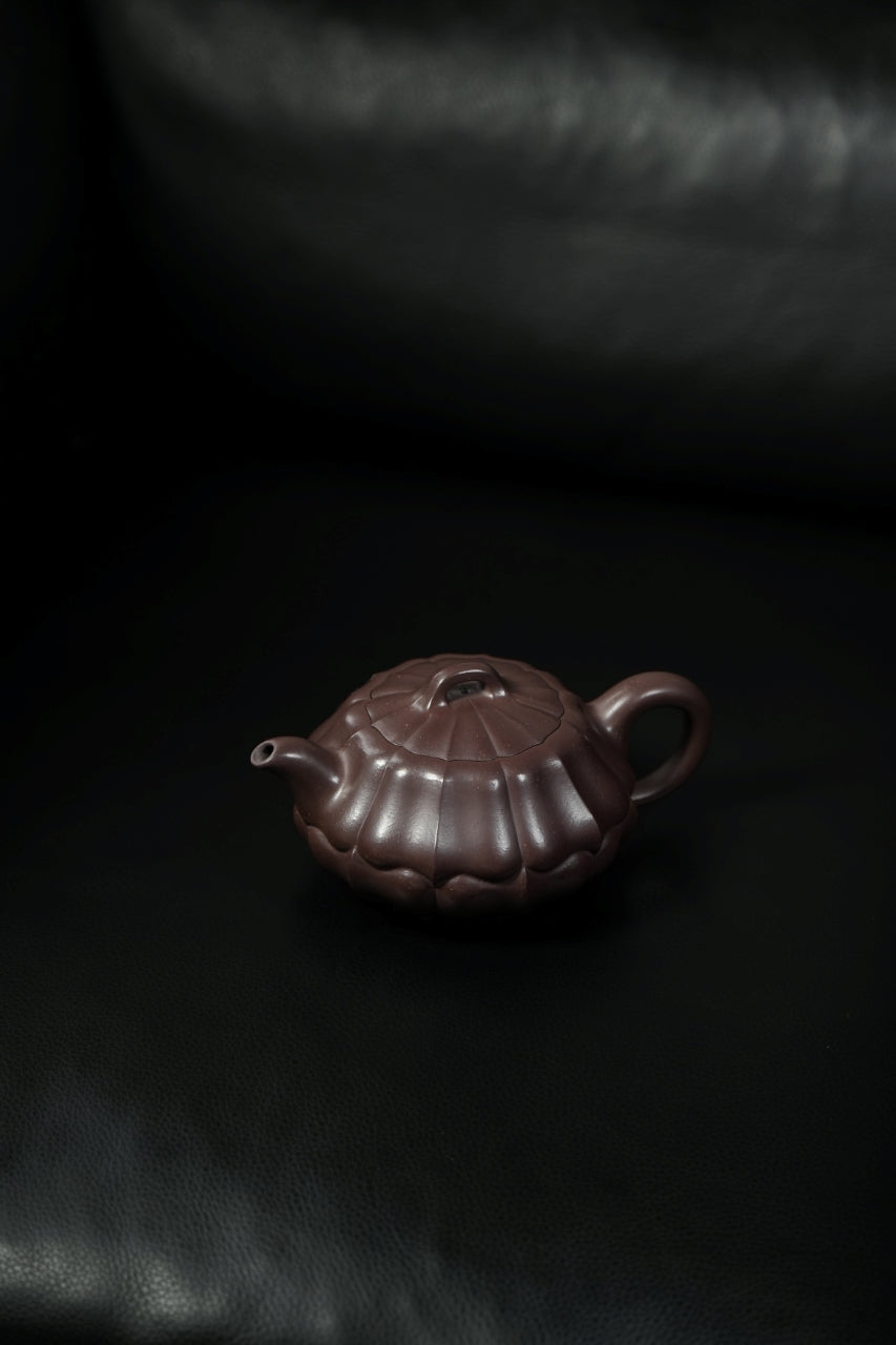 范大生嫡脉·江苏省大师范秀芳·紫砂臻品《扁合菱壶》——原矿优质天青泥·300cc（入册款代表作）