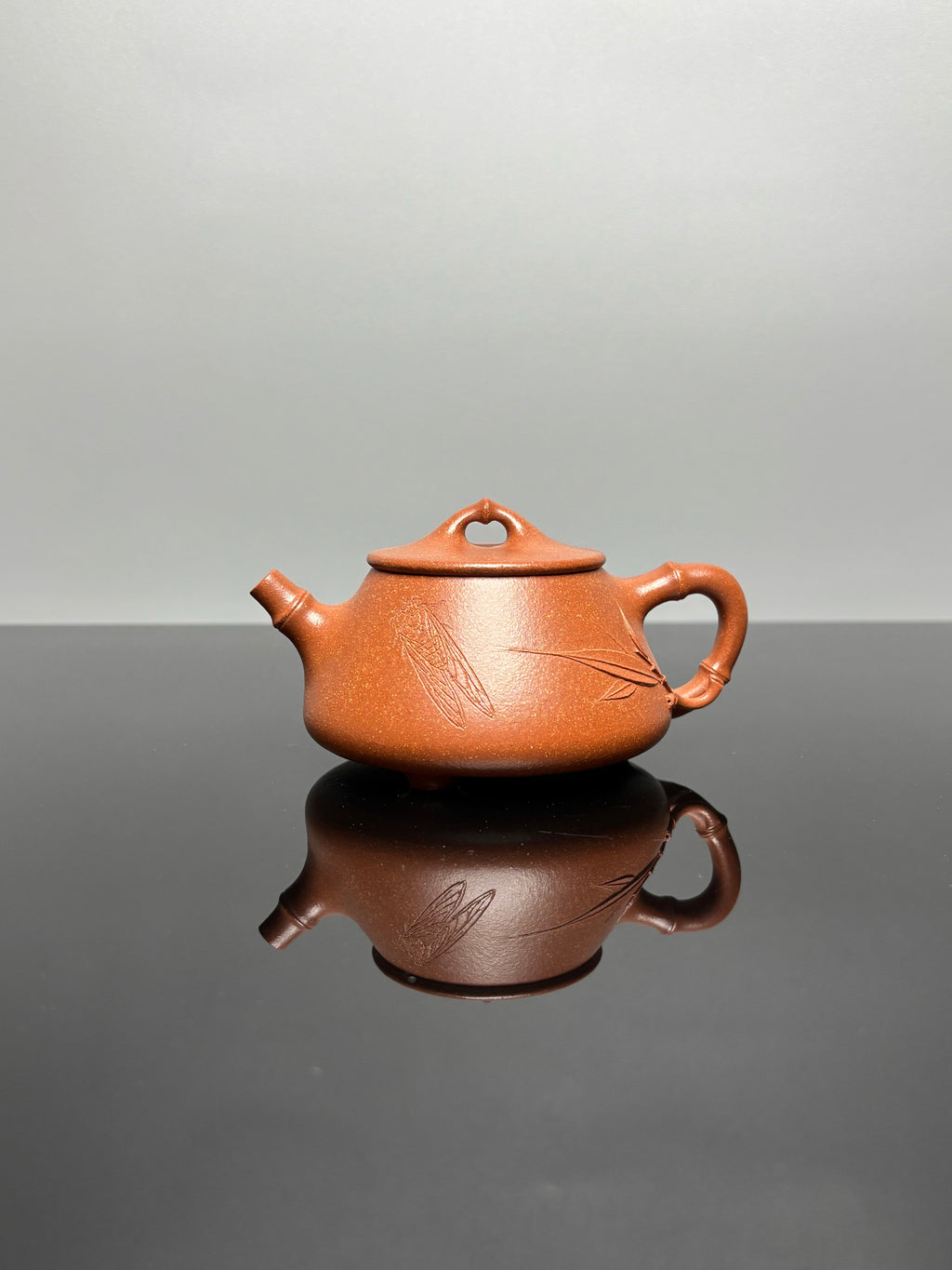 范泽锋大师高徒·省大师邱爽紫砂潜力重器【竹节平盖石瓢壶】——原矿优质金降坡·220cc——国大师邱玉林·装饰·知足常乐