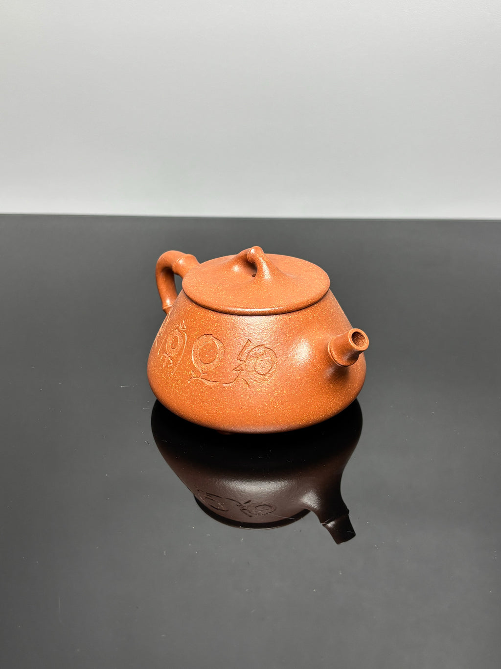 范泽锋大师高徒·省大师邱爽紫砂潜力重器【竹节平盖石瓢壶】——原矿优质金降坡·220cc——国大师邱玉林·装饰·知足常乐