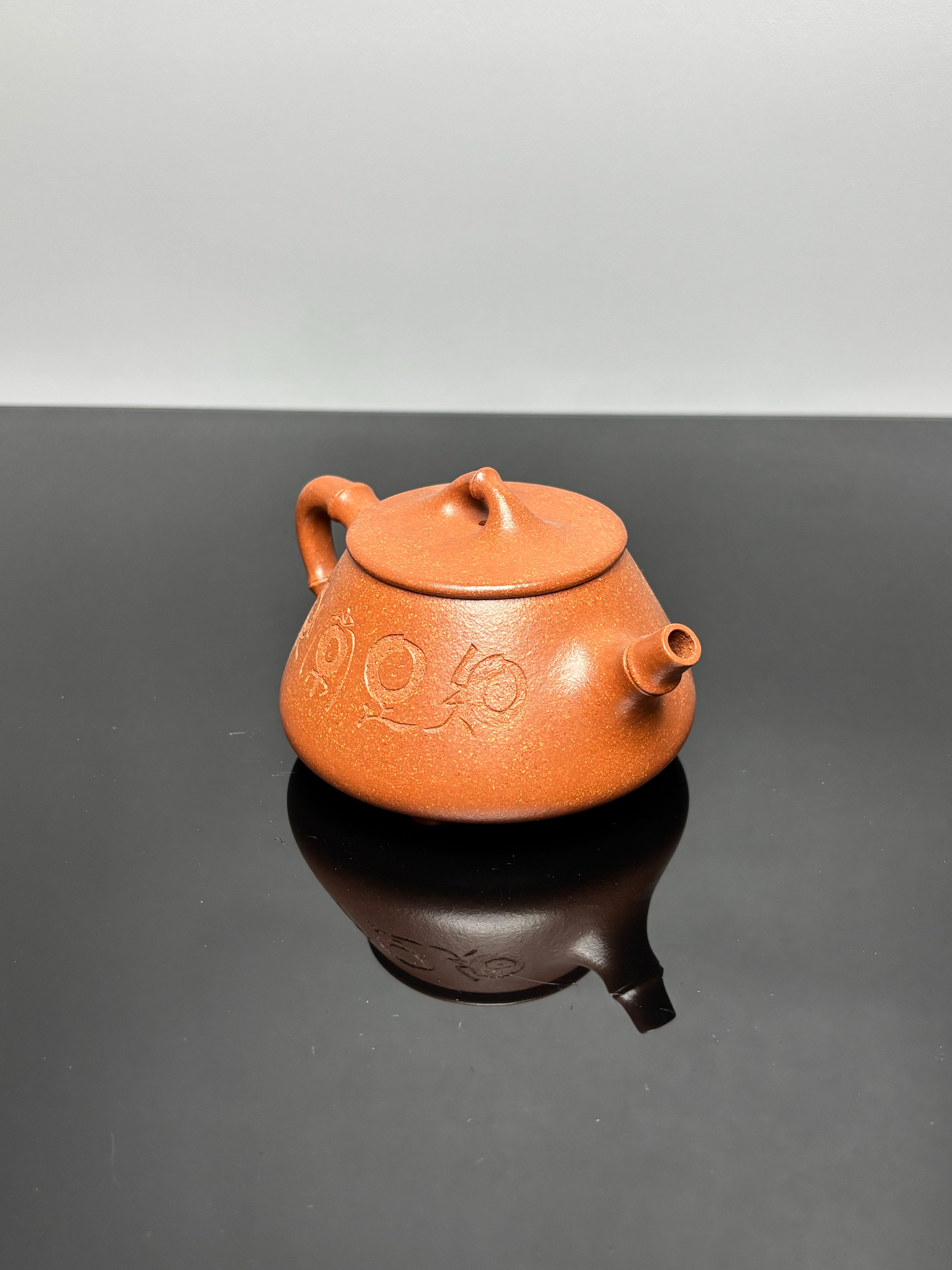 范泽锋大师高徒·省大师邱爽紫砂潜力重器【竹节平盖石瓢壶】——原矿优质金降坡·220cc——国大师邱玉林·装饰·知足常乐