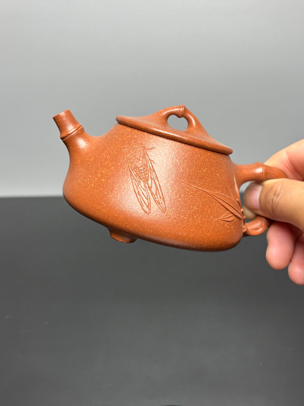 范泽锋大师高徒·省大师邱爽紫砂潜力重器【竹节平盖石瓢壶】——原矿优质金降坡·220cc——国大师邱玉林·装饰·知足常乐