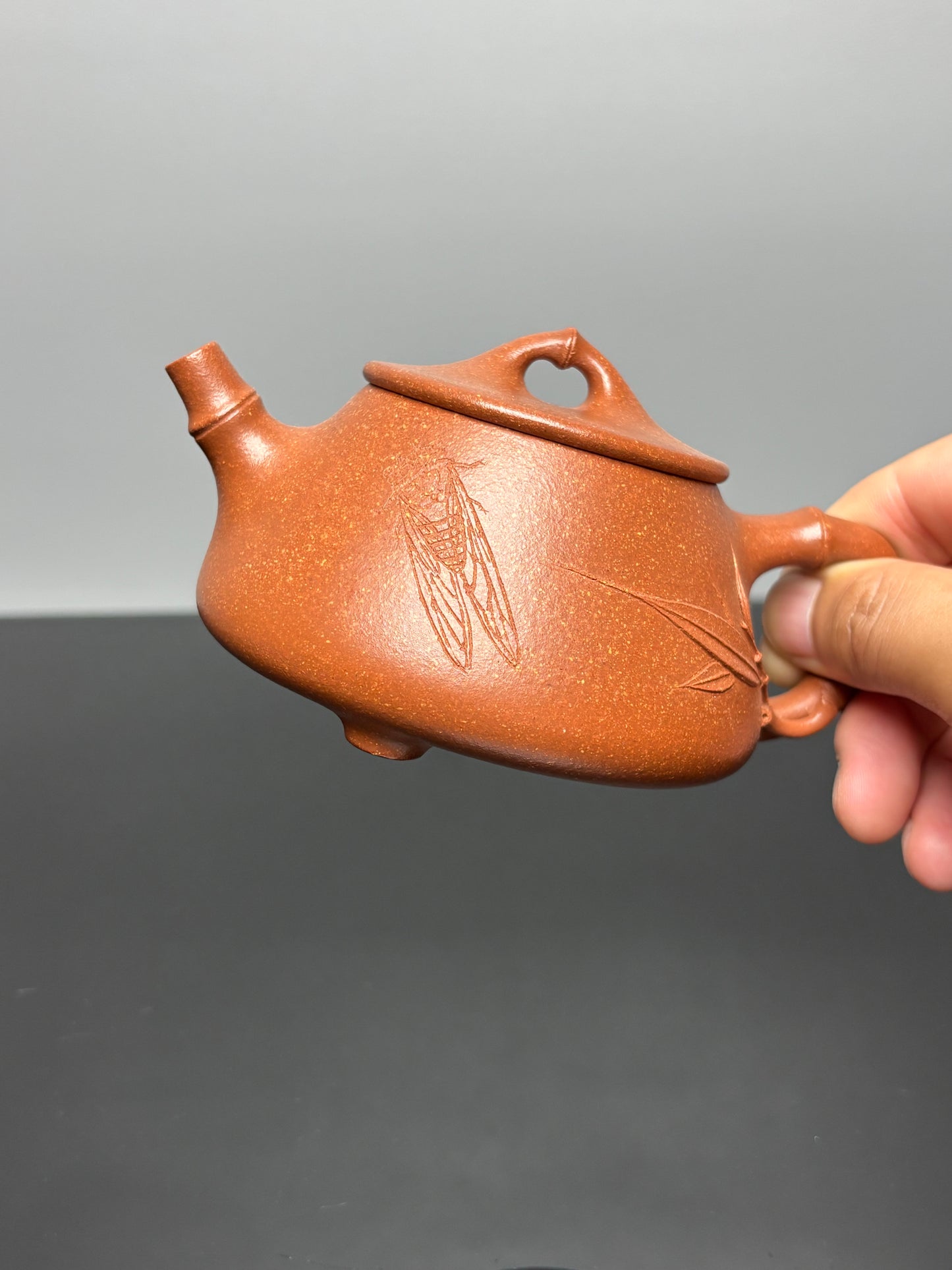 范泽锋大师高徒·省大师邱爽紫砂潜力重器【竹节平盖石瓢壶】——原矿优质金降坡·220cc——国大师邱玉林·装饰·知足常乐