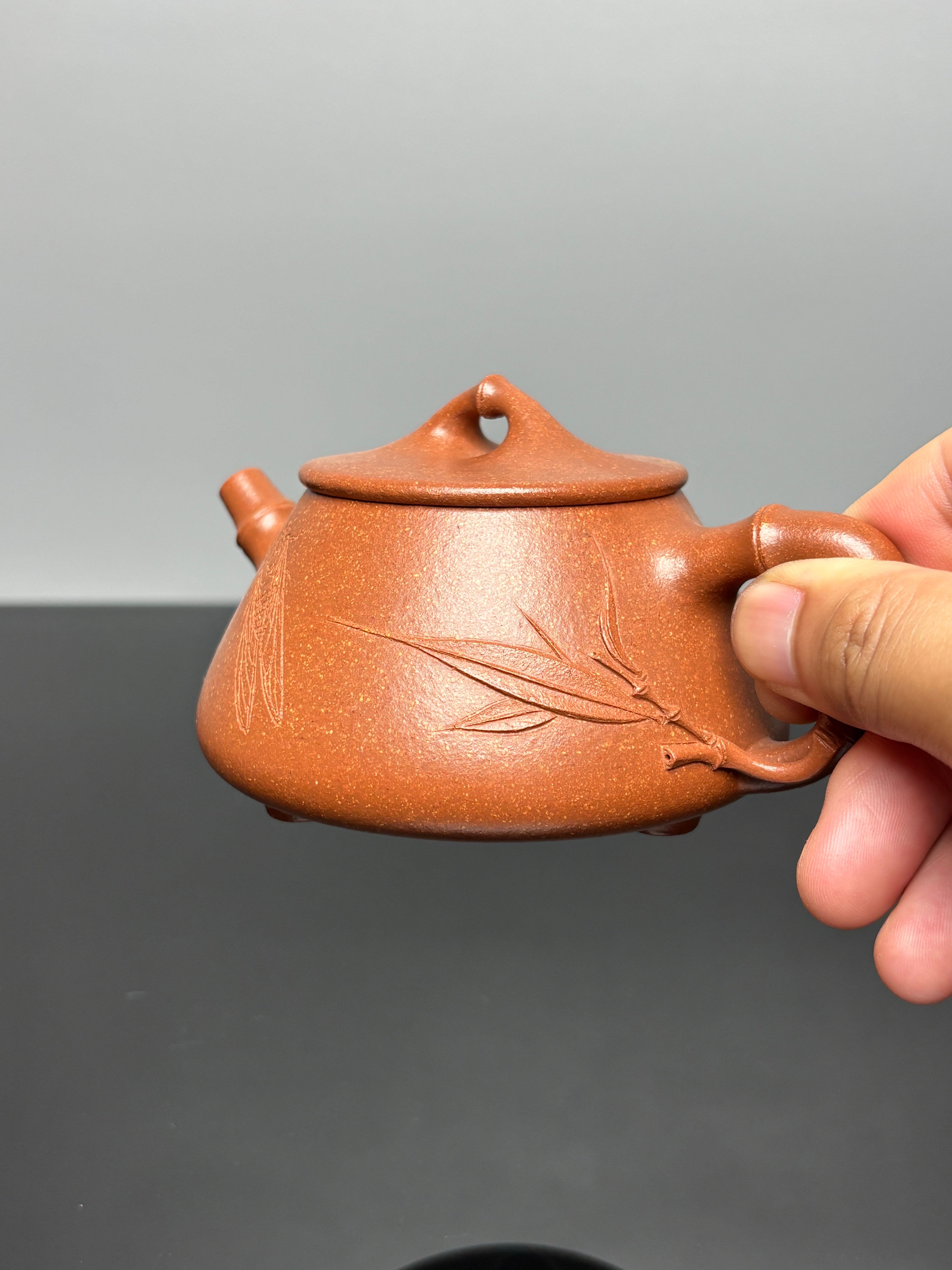 范泽锋大师高徒·省大师邱爽紫砂潜力重器【竹节平盖石瓢壶】——原矿优质金降坡·220cc——国大师邱玉林·装饰·知足常乐