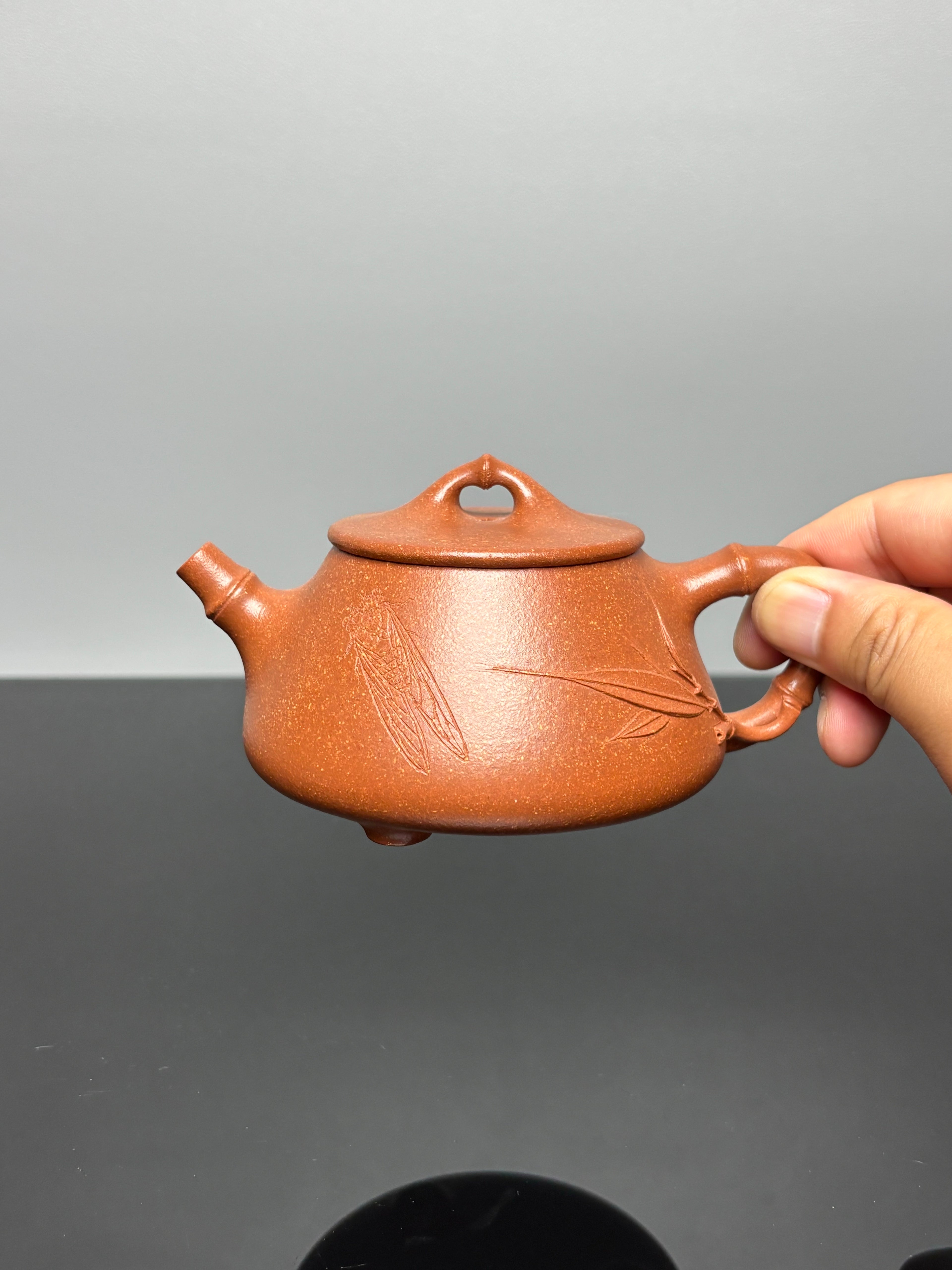 范泽锋大师高徒·省大师邱爽紫砂潜力重器【竹节平盖石瓢壶】——原矿优质金降坡·220cc——国大师邱玉林·装饰·知足常乐