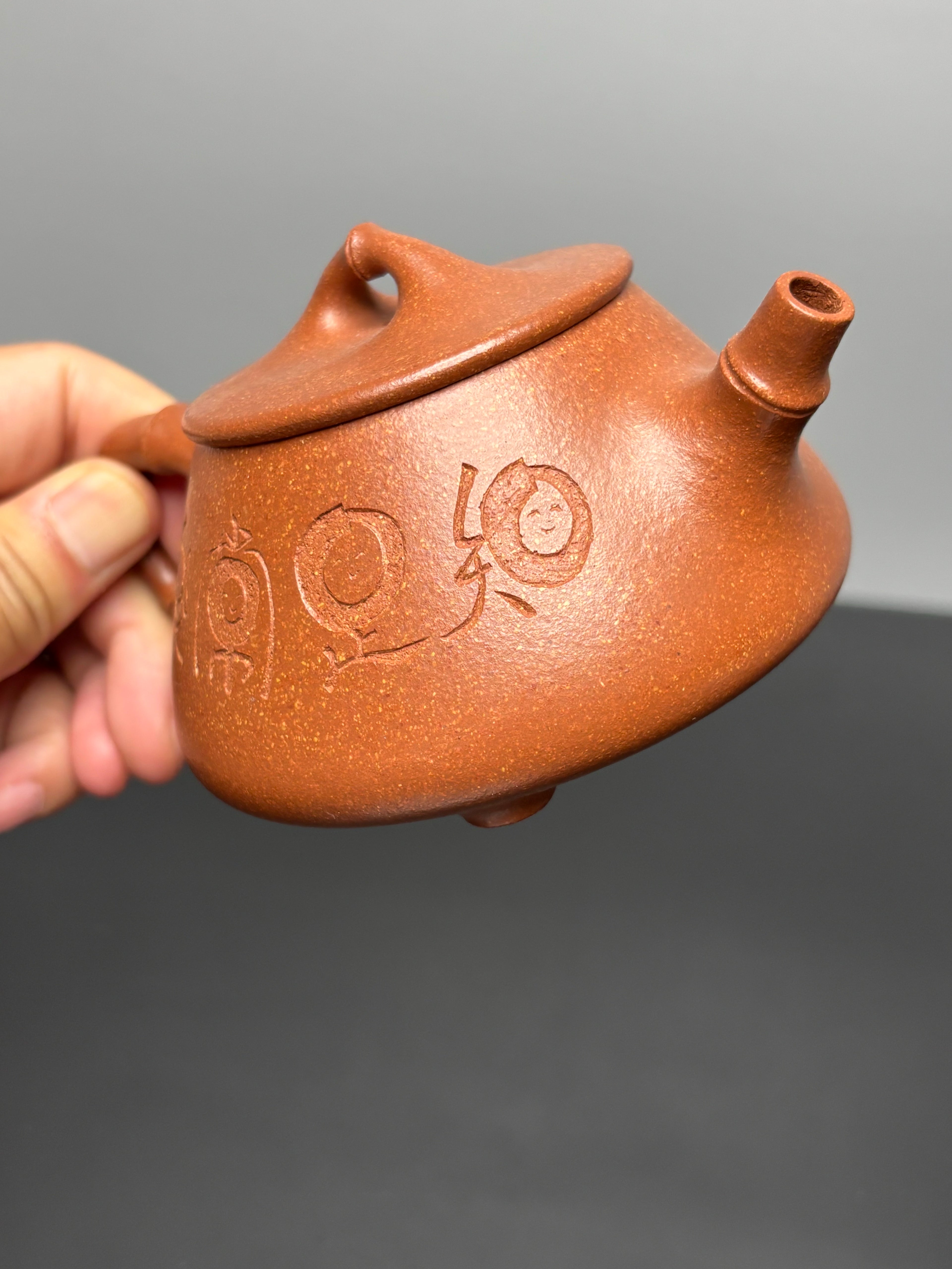 范泽锋大师高徒·省大师邱爽紫砂潜力重器【竹节平盖石瓢壶】——原矿优质金降坡·220cc——国大师邱玉林·装饰·知足常乐
