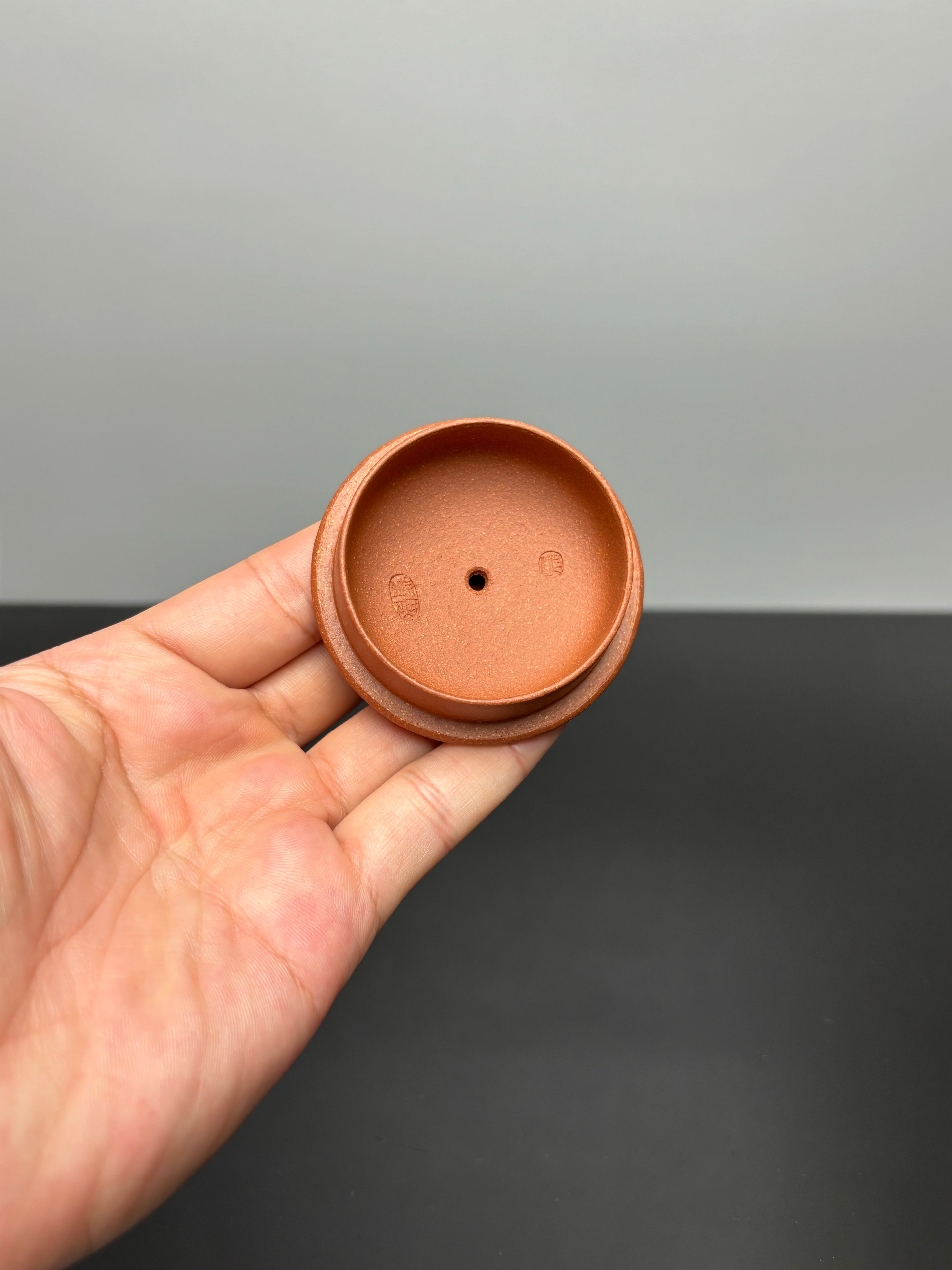 范泽锋大师高徒·省大师邱爽紫砂潜力重器【竹节平盖石瓢壶】——原矿优质金降坡·220cc——国大师邱玉林·装饰·知足常乐