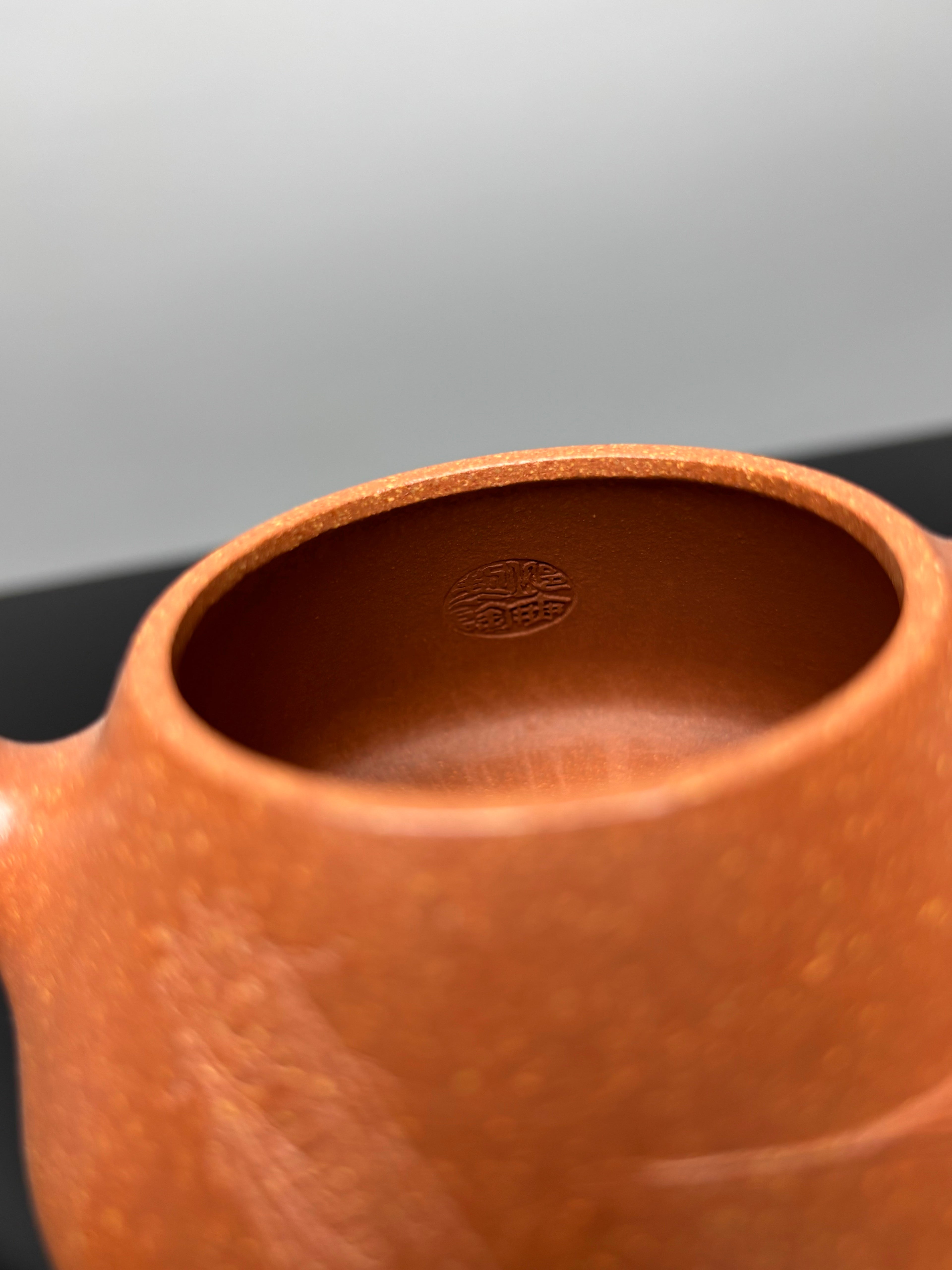 范泽锋大师高徒·省大师邱爽紫砂潜力重器【竹节平盖石瓢壶】——原矿优质金降坡·220cc——国大师邱玉林·装饰·知足常乐