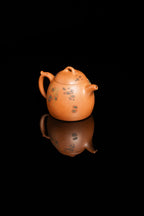 沈更轶制·彭金格堆绘·邱玉林饰字【秦权壶·锦上添花】紫砂巅峰巨作·——原矿优质老段泥·300cc ——国大师邱玉林装饰·锦上添花