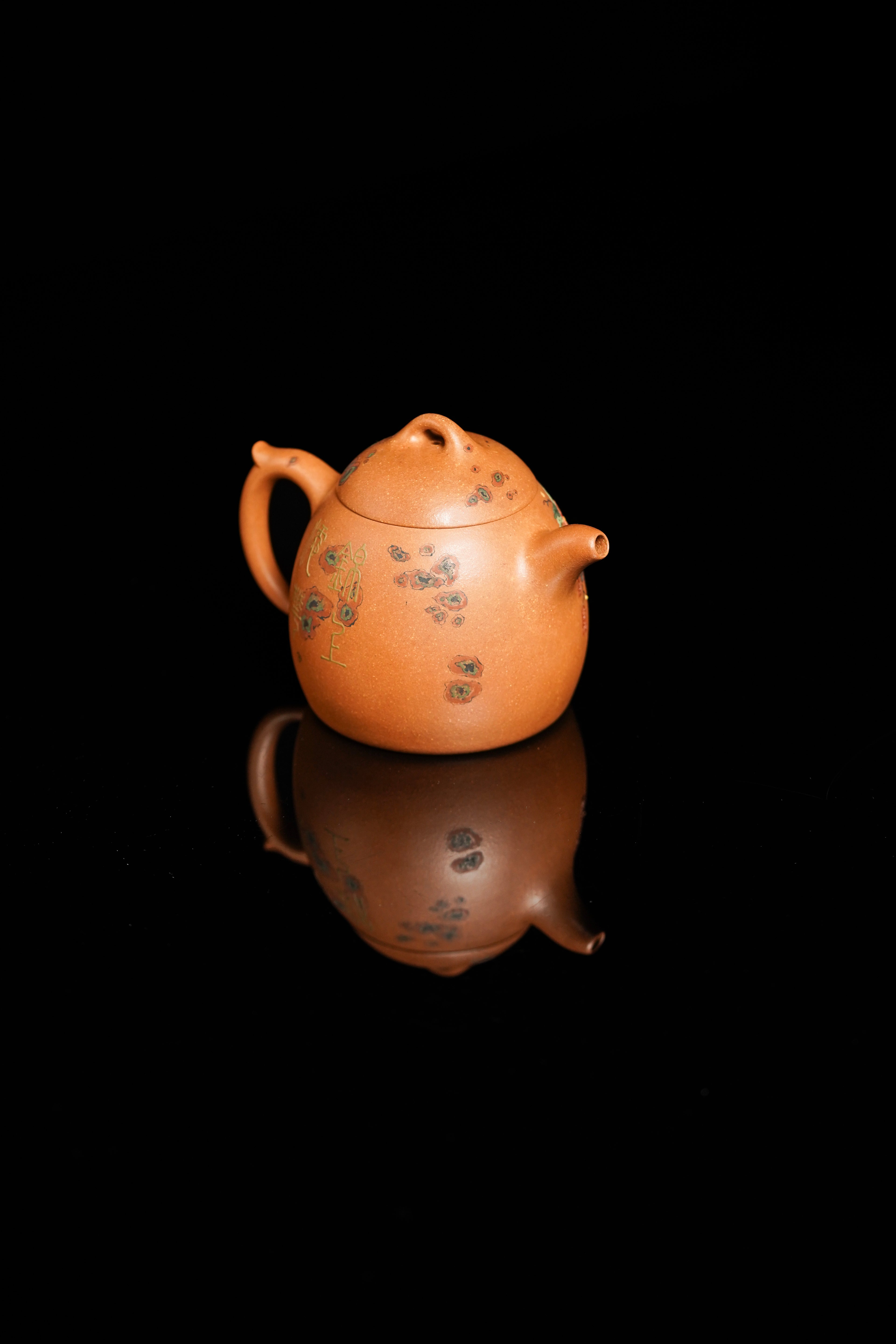 沈更轶制·彭金格堆绘·邱玉林饰字【秦权壶·锦上添花】紫砂巅峰巨作·——原矿优质老段泥·300cc ——国大师邱玉林装饰·锦上添花