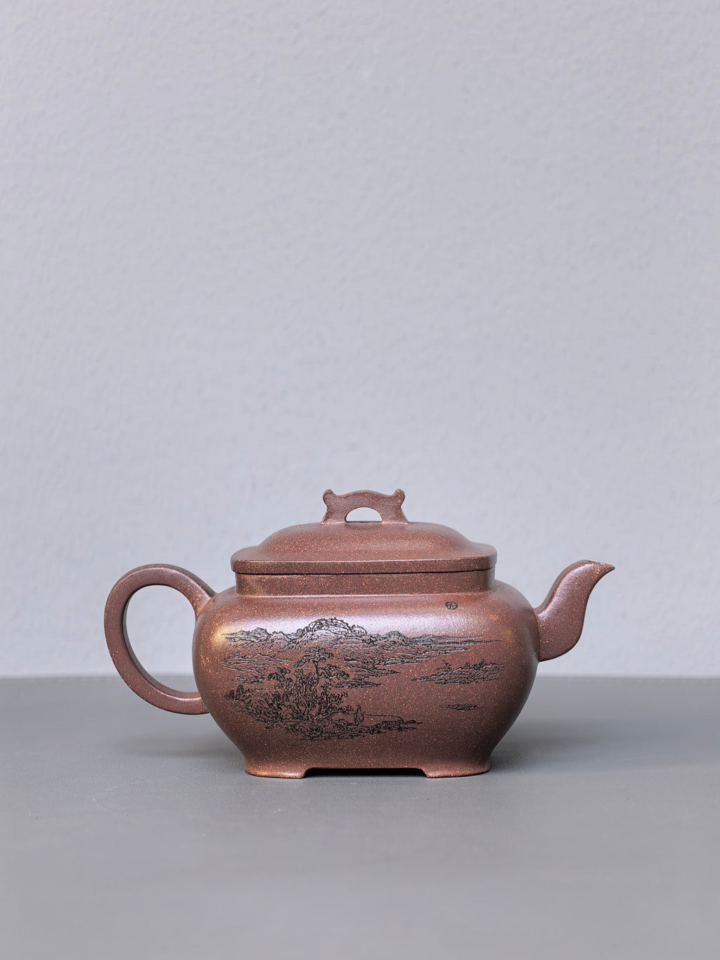 紫砂界山水陶刻标杆｜陈宏林大师传世巅峰臻品【枕上无忧壶】——原矿优质紫玉金砂·280cc ——紫砂山水陶刻天花板·陈宏林亲工