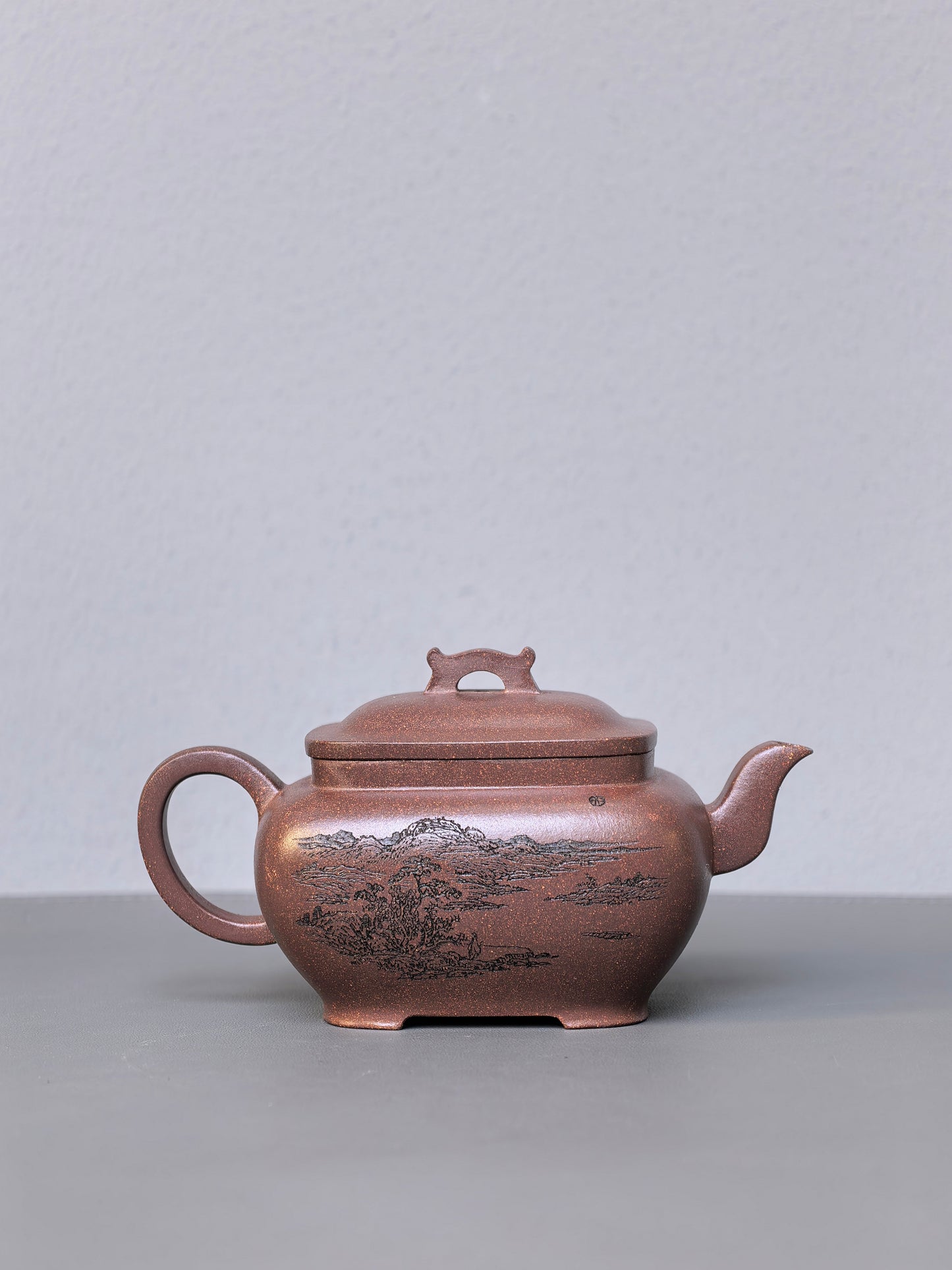 紫砂界山水陶刻标杆｜陈宏林大师传世巅峰臻品【枕上无忧壶】——原矿优质紫玉金砂·280cc ——紫砂山水陶刻天花板·陈宏林亲工