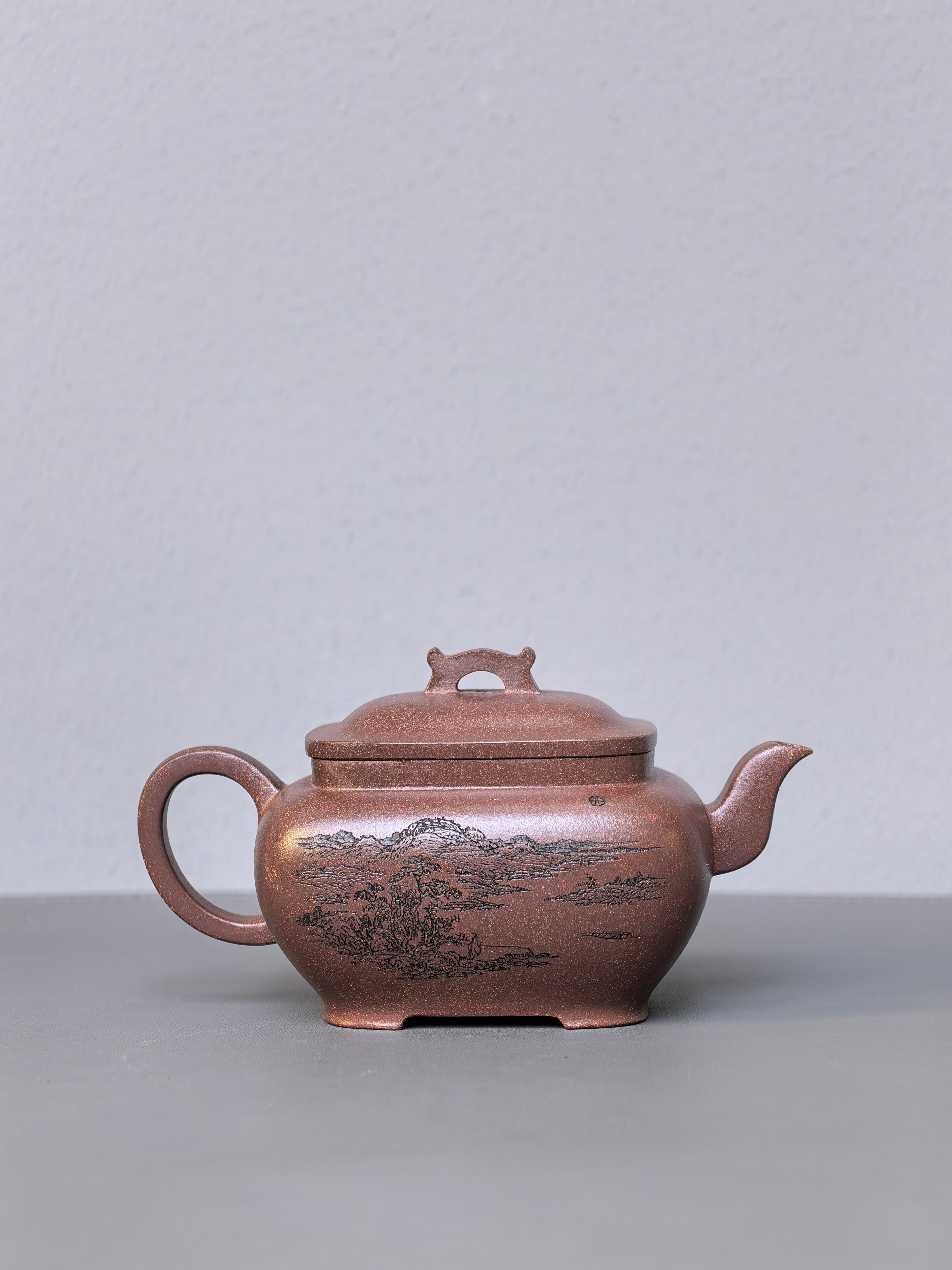 紫砂界山水陶刻标杆｜陈宏林大师传世巅峰臻品【枕上无忧壶】——原矿优质紫玉金砂·280cc ——紫砂山水陶刻天花板·陈宏林亲工