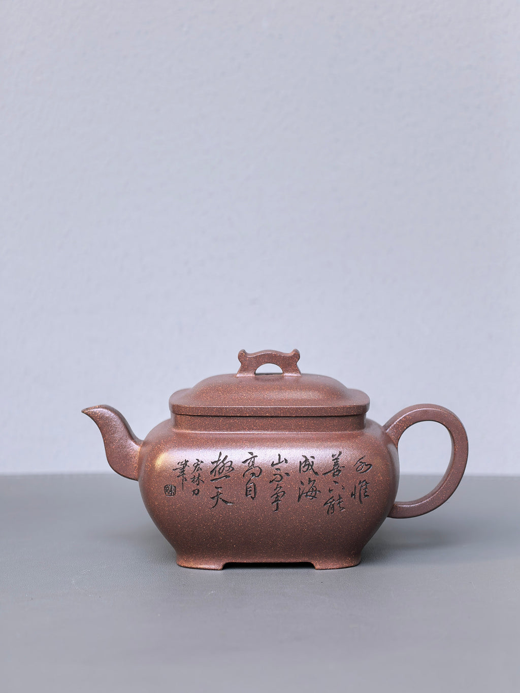 紫砂界山水陶刻标杆｜陈宏林大师传世巅峰臻品【枕上无忧壶】——原矿优质紫玉金砂·280cc ——紫砂山水陶刻天花板·陈宏林亲工