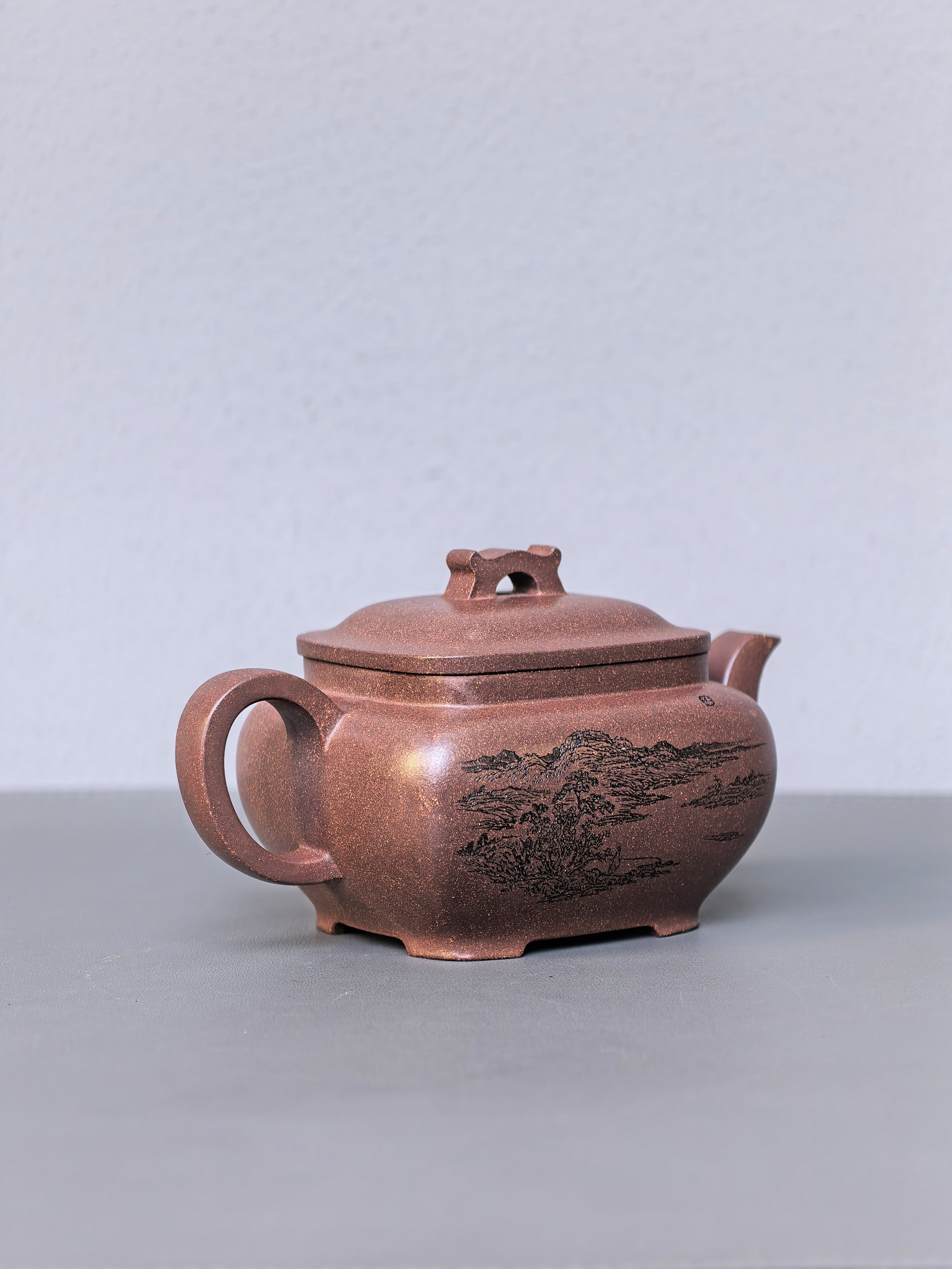 紫砂界山水陶刻标杆｜陈宏林大师传世巅峰臻品【枕上无忧壶】——原矿优质紫玉金砂·280cc ——紫砂山水陶刻天花板·陈宏林亲工