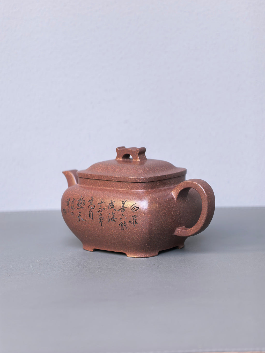 紫砂界山水陶刻标杆｜陈宏林大师传世巅峰臻品【枕上无忧壶】——原矿优质紫玉金砂·280cc ——紫砂山水陶刻天花板·陈宏林亲工
