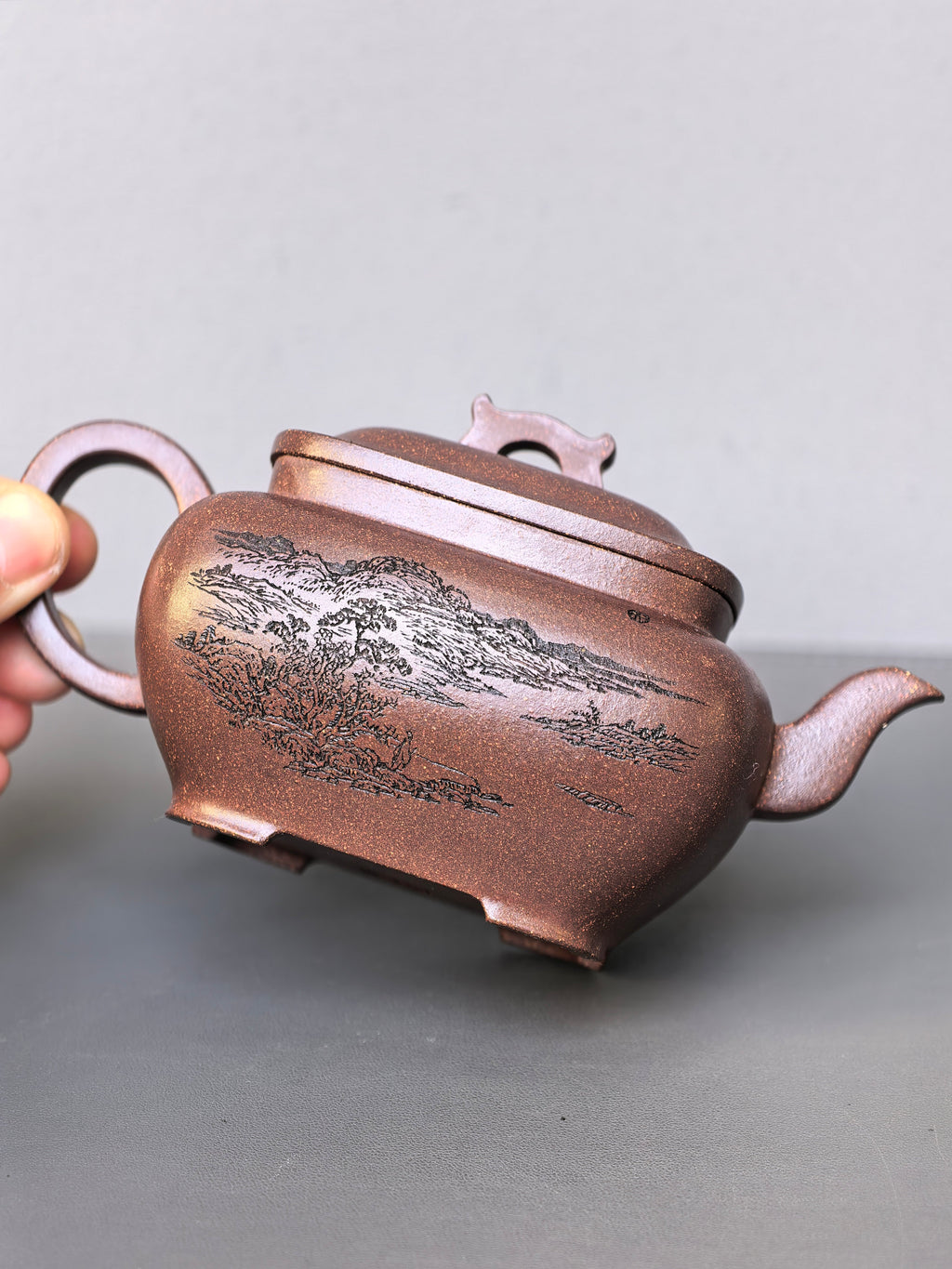 紫砂界山水陶刻标杆｜陈宏林大师传世巅峰臻品【枕上无忧壶】——原矿优质紫玉金砂·280cc ——紫砂山水陶刻天花板·陈宏林亲工