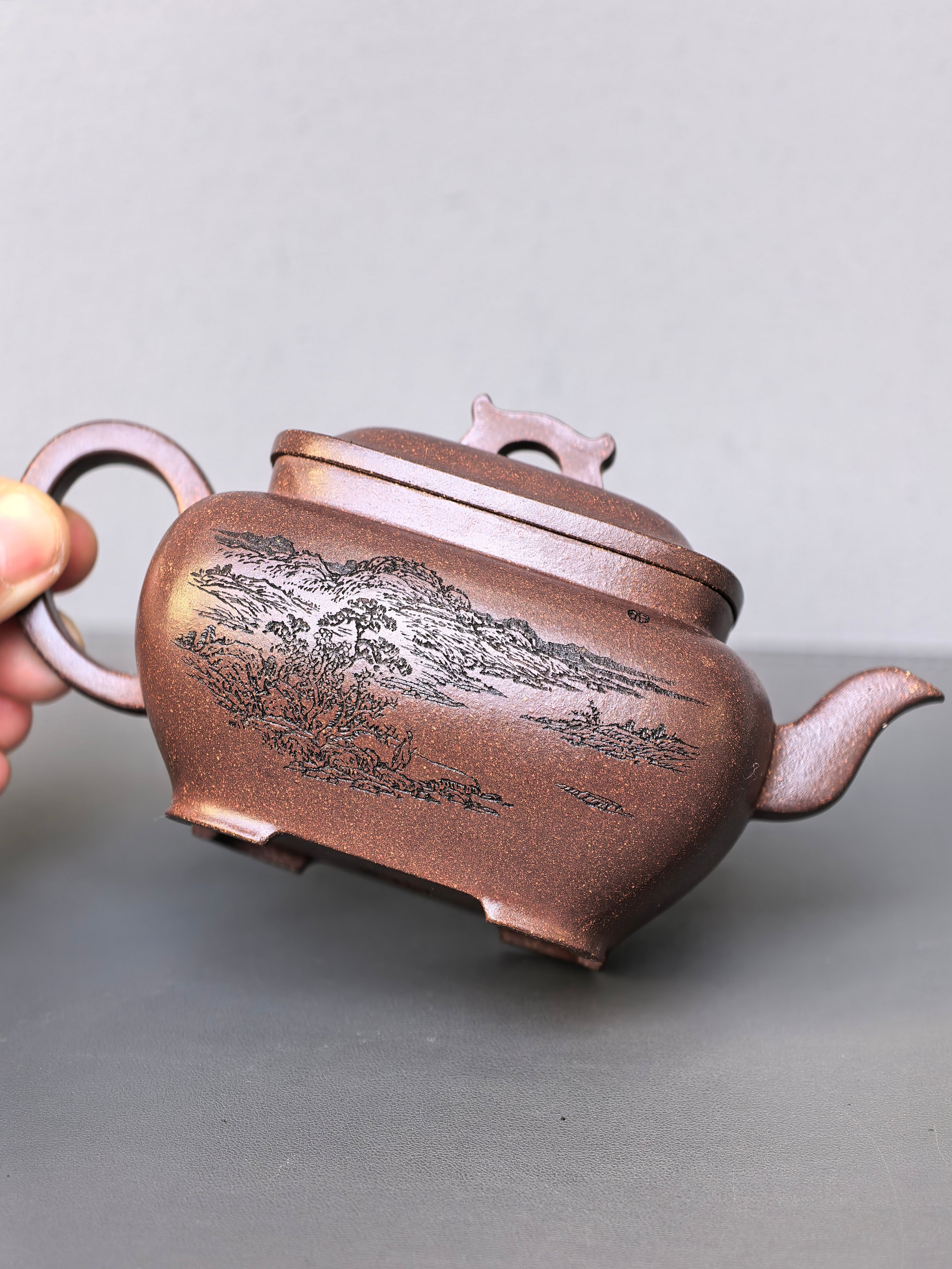 紫砂界山水陶刻标杆｜陈宏林大师传世巅峰臻品【枕上无忧壶】——原矿优质紫玉金砂·280cc ——紫砂山水陶刻天花板·陈宏林亲工