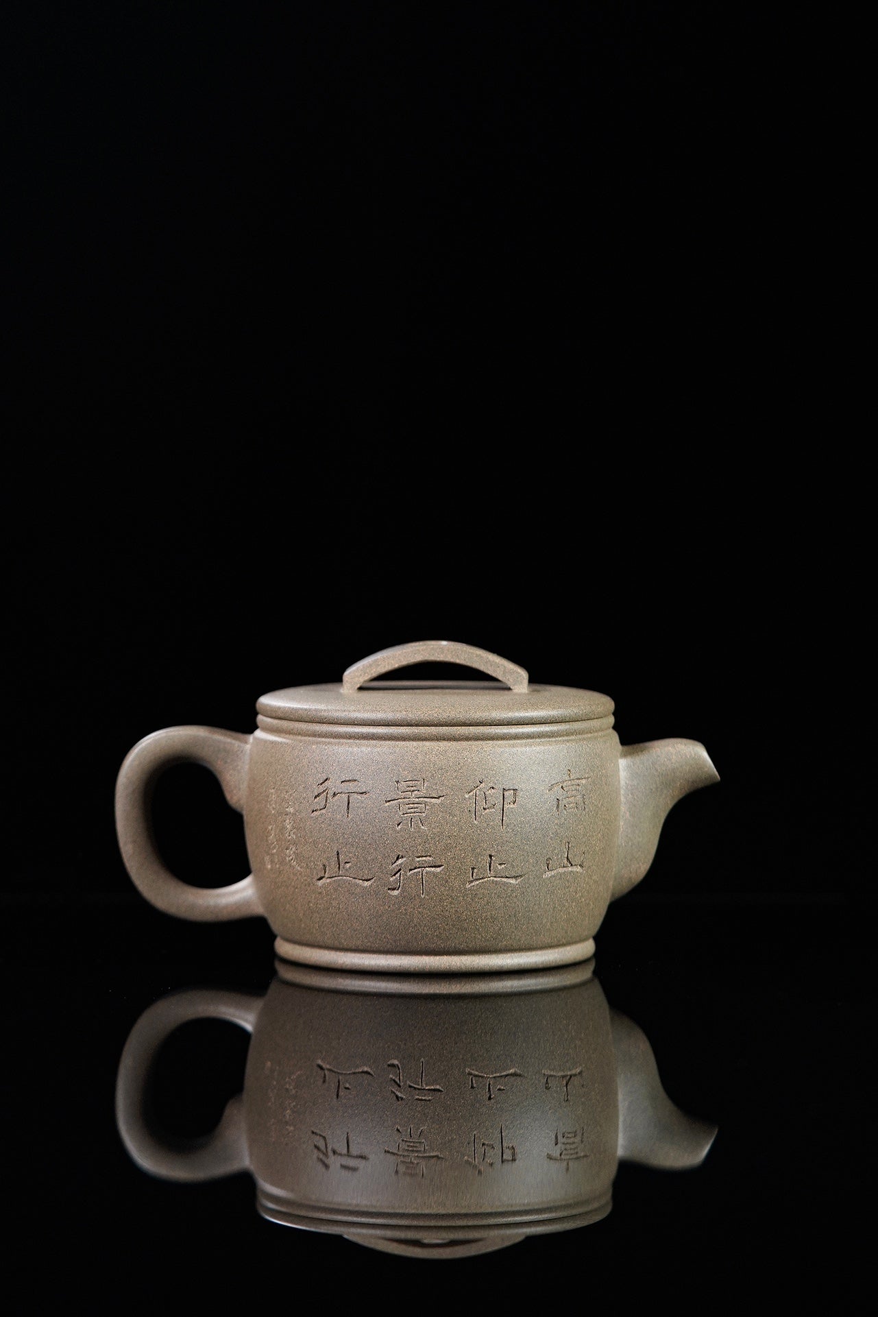 紫砂界彩刻山水标杆·李峰臻品《汉瓦壶》礼藏双绝 传世重器！  ——原矿优质青段·260cc